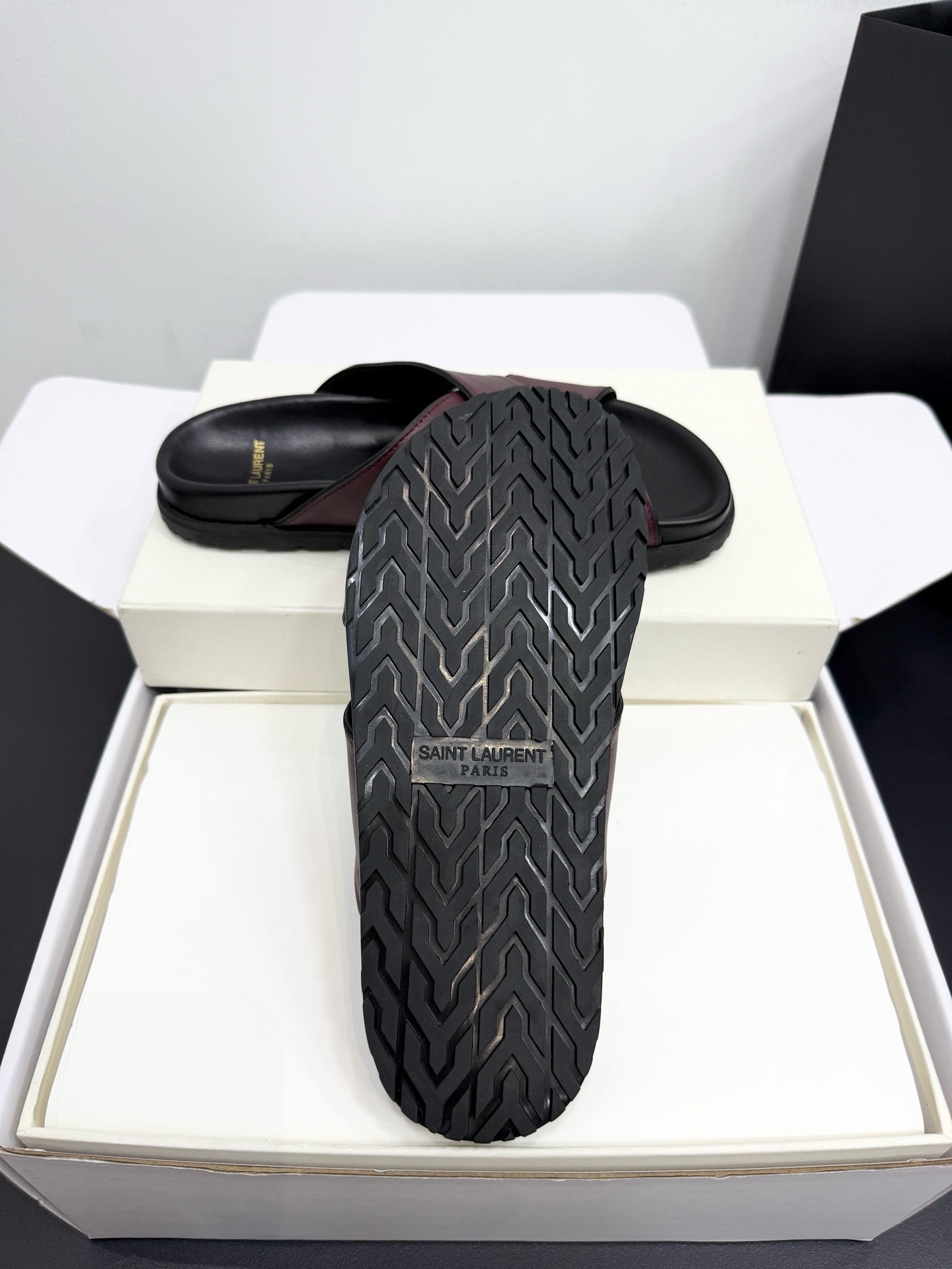 Шлепанцы женские в стиле Saint Laurent бордового цвета