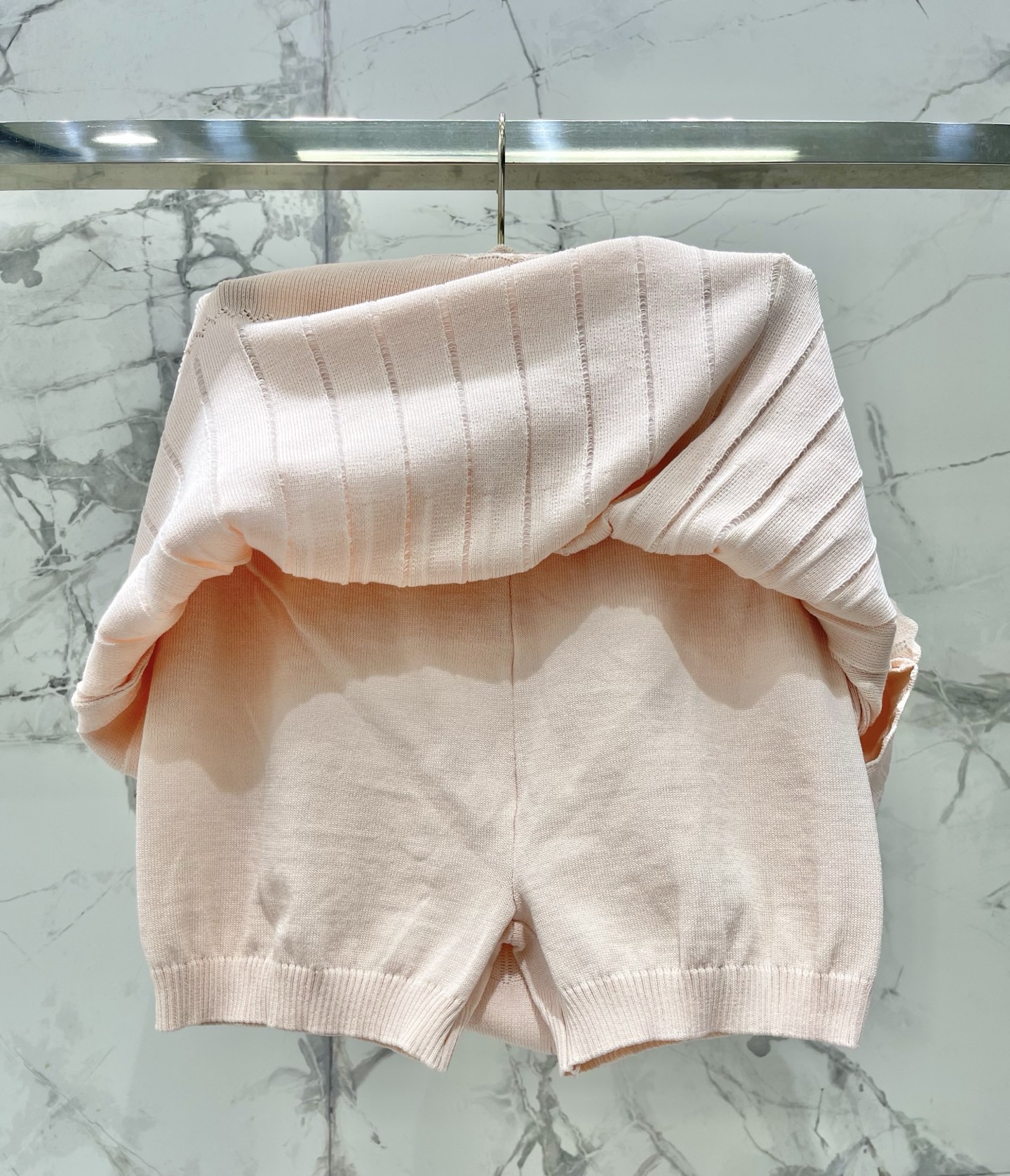 Костюм женский в стиле Miu Miu трикотажный: топ без рукавов и юбка миди плиссированная