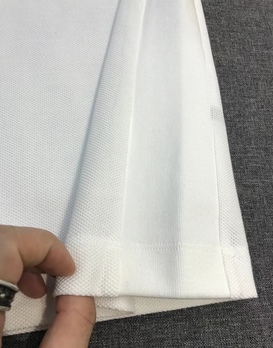 Поло мужское в стиле Gucci с коротким рукавом белого цвета