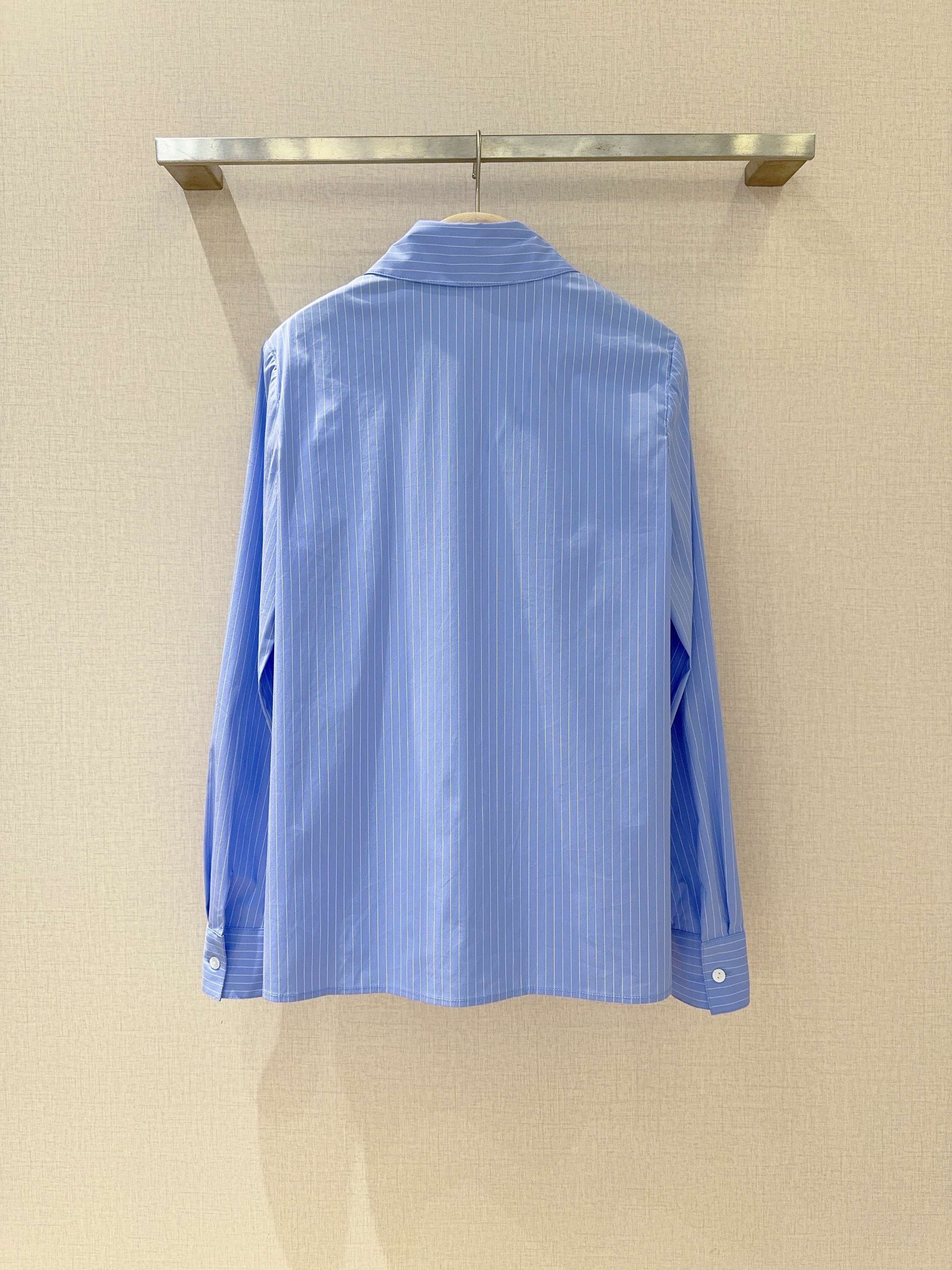 Рубашка женская в стиле CinqàSept  из хлопка голубого цвета  укороченная с декоративной отделкой