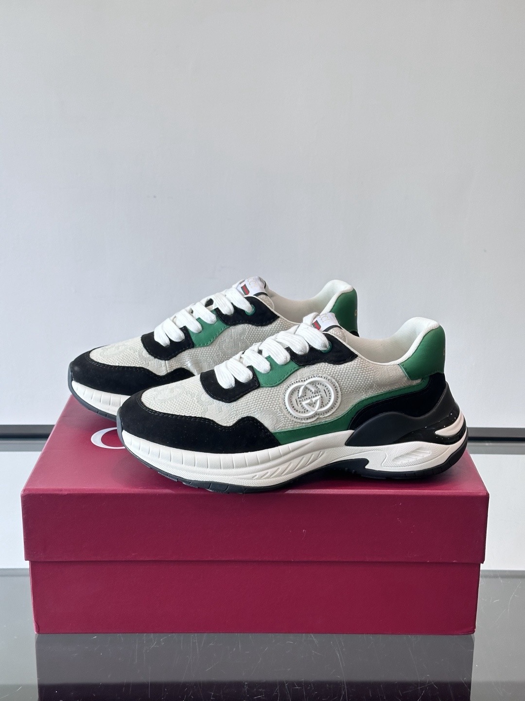 Кроссовки мужские в стиле Gucci чёрно-бело-зелёного цвета