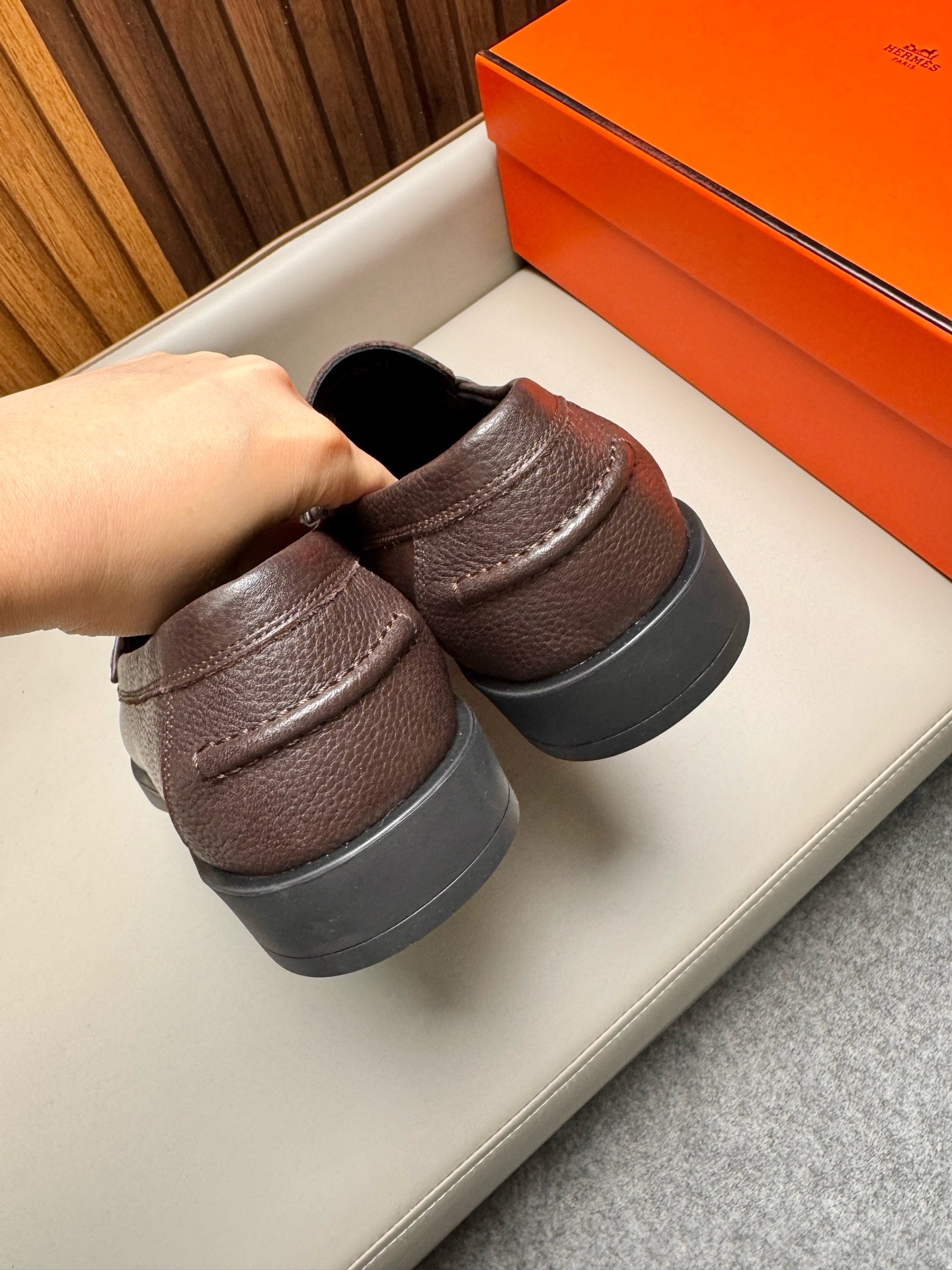 Лоферы мужские в стиле Hermes из натуральной кожи коричневого цвета