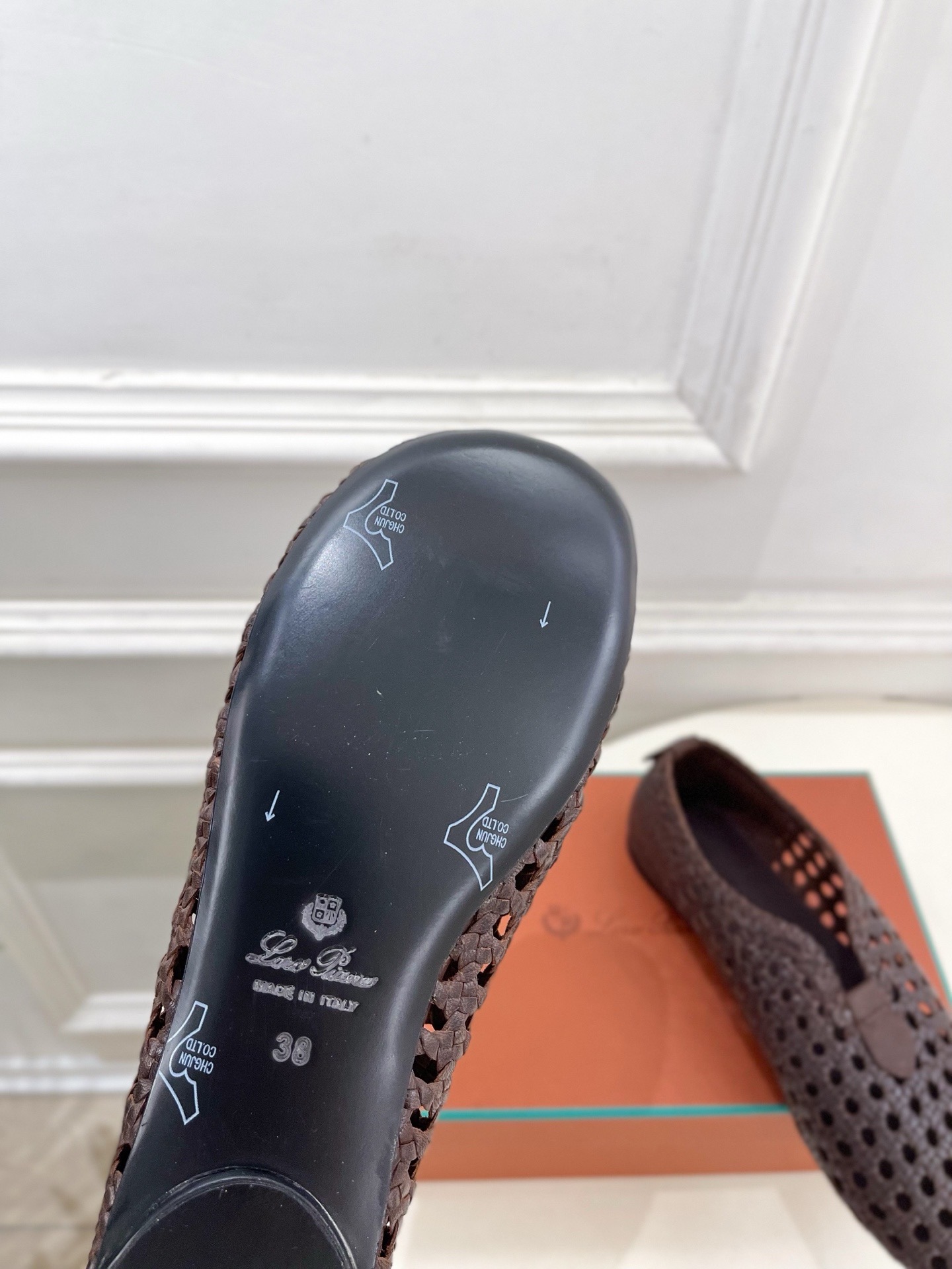 Лоферы женские в стиле Loro Piana графитового цвета