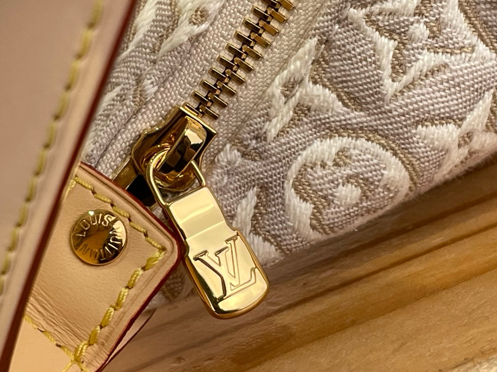 Сумка женская Louis Vuitton Pochette Hills бело-бежевого цвета