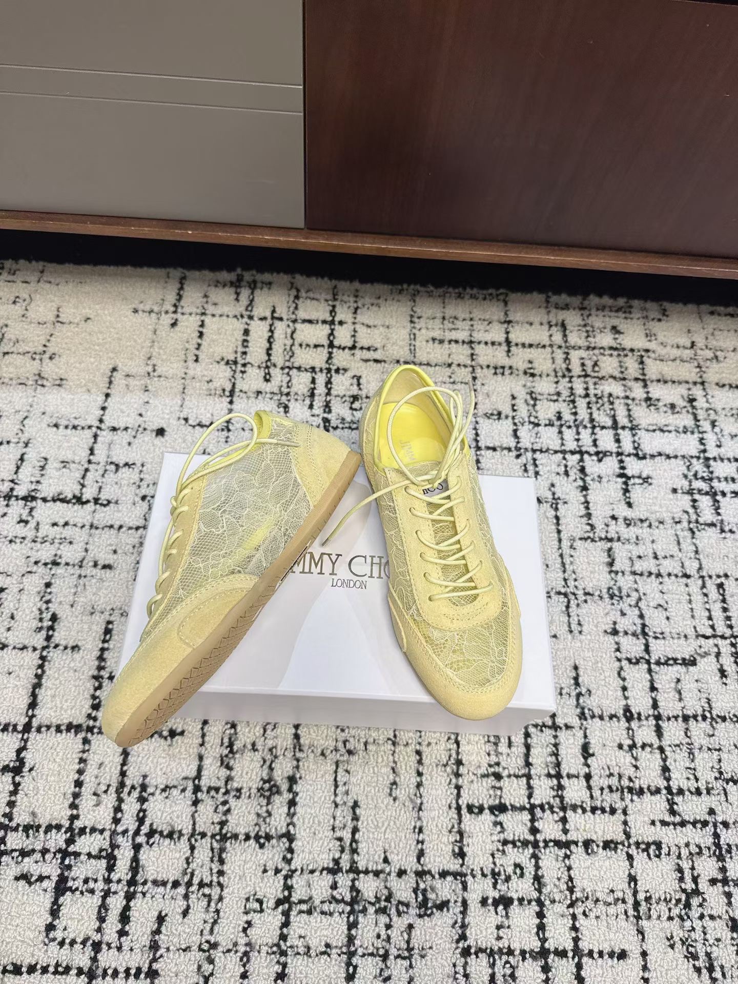 Кроссовки женские в стиле Jimmy Choo жёлтого цвета