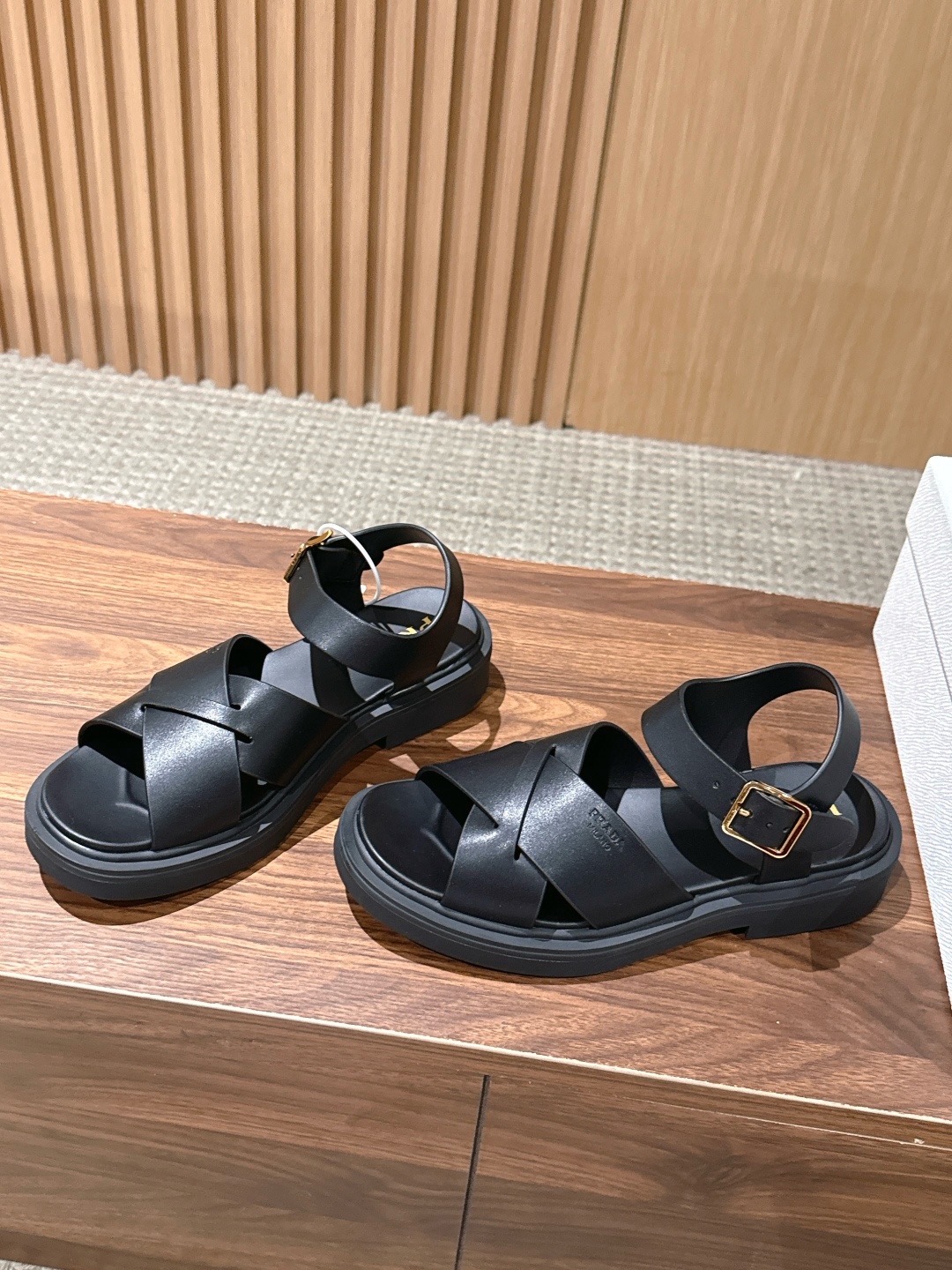 Сандалии женские Prada Roman черного цвета