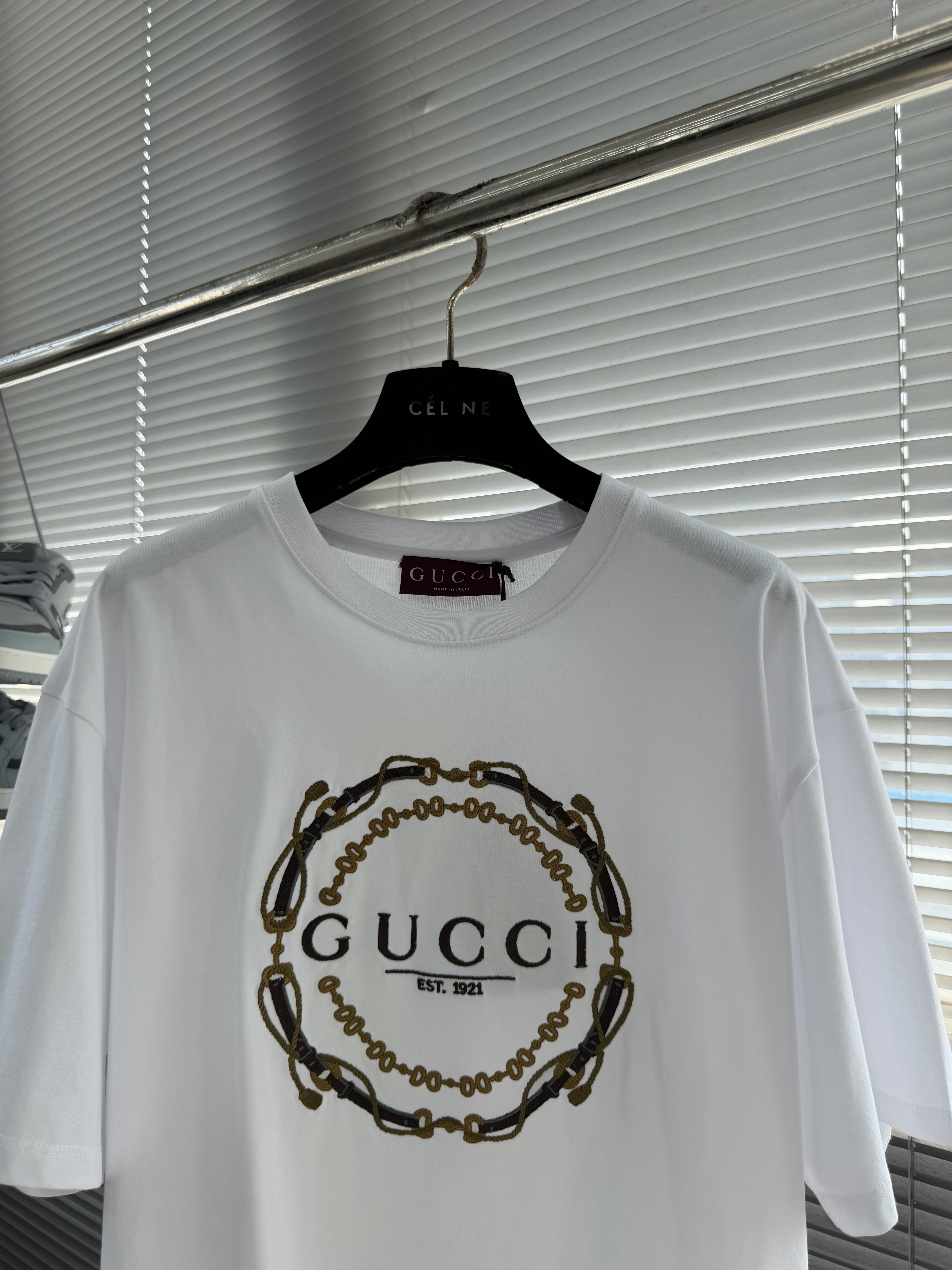 Футболка женская в стиле Gucci с принтом логотипа прямого кроя