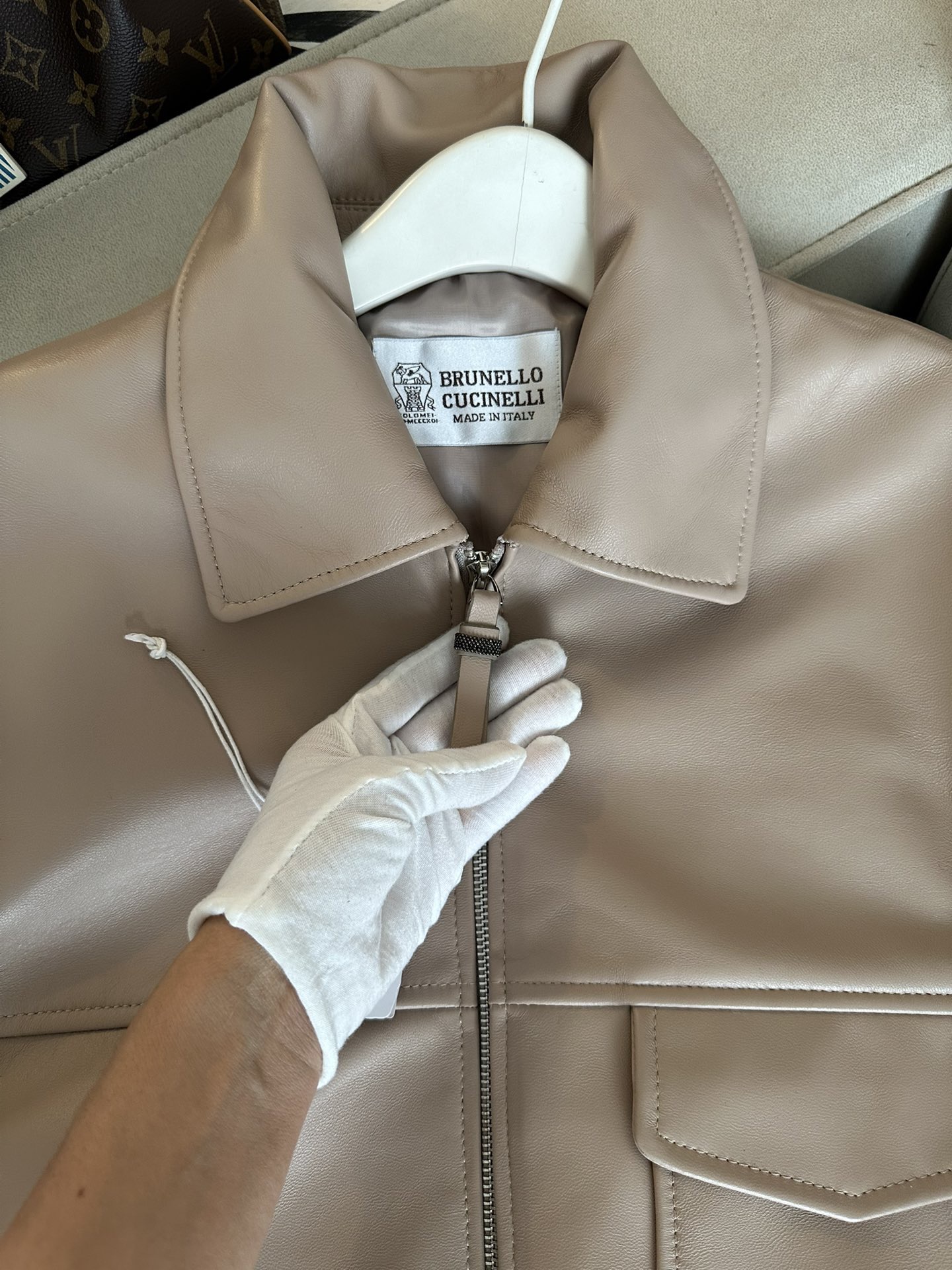 Куртка женская в стиле Brunello Cucinelli из натуральной кожи бежевого цвета укороченная с эластичным поясом