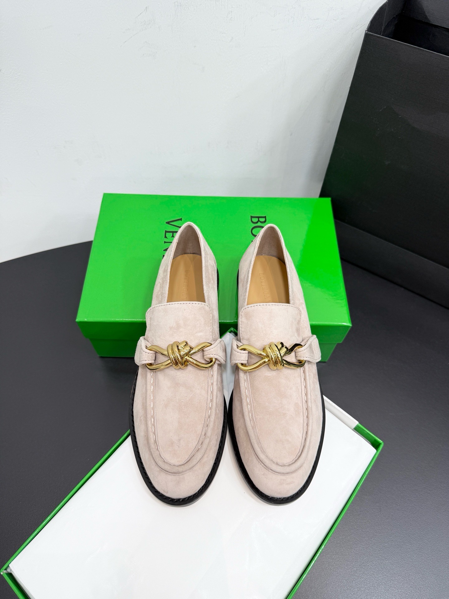 Лоферы женские Bottega Veneta Astaire с металлическим узлом бежевого цвета