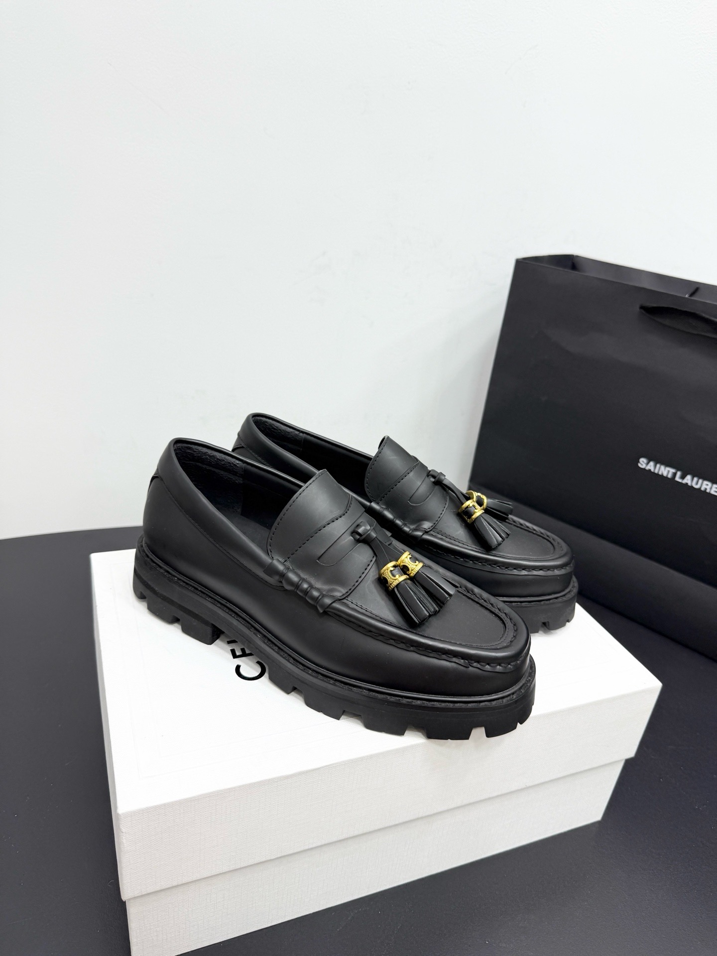 Лоферы женские в стиле Celine Triomphe с кисточками из натуральной кожи черного цвета