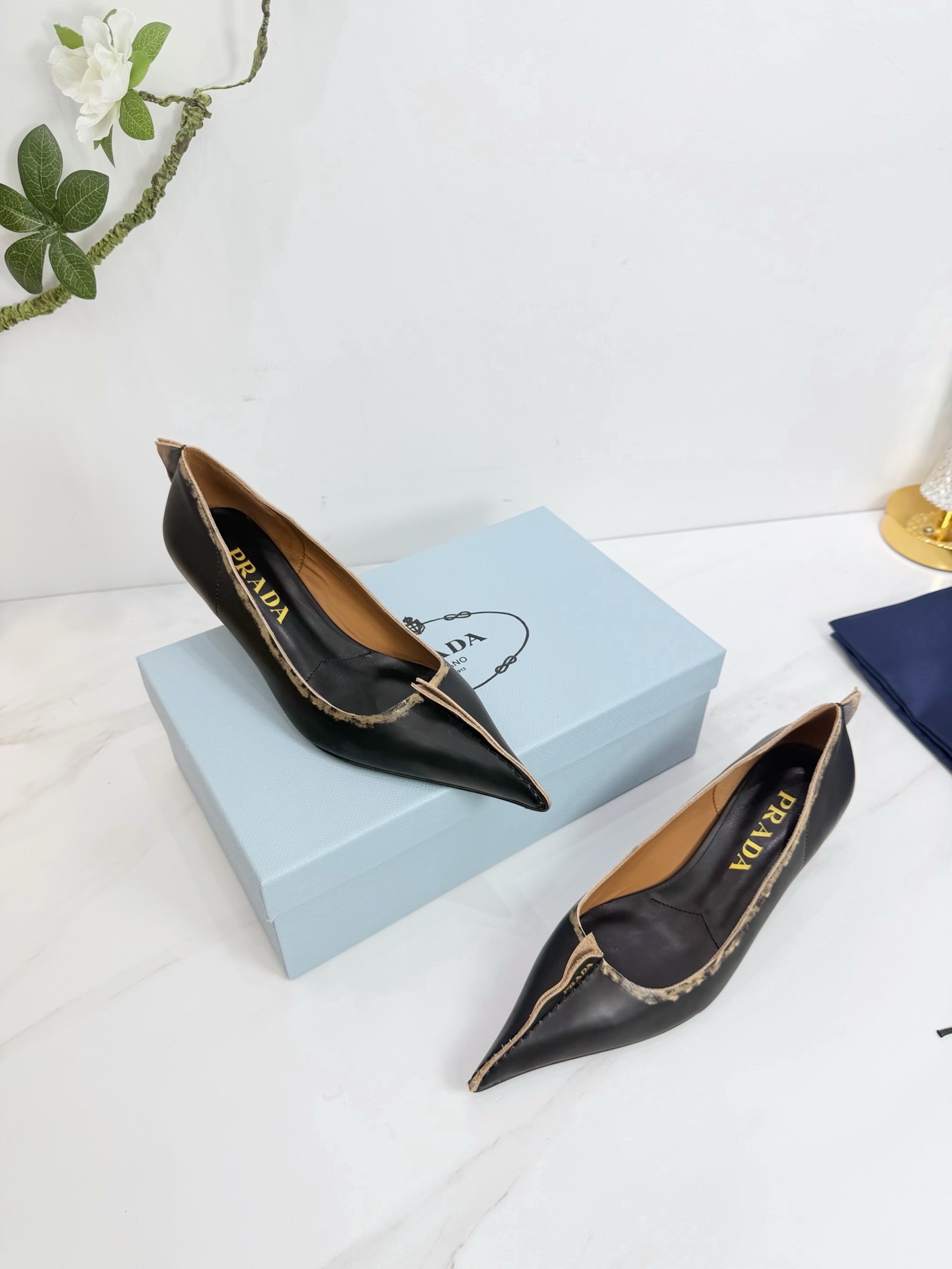 Туфли женские в стиле Prada из натуральной кожи черного цвета