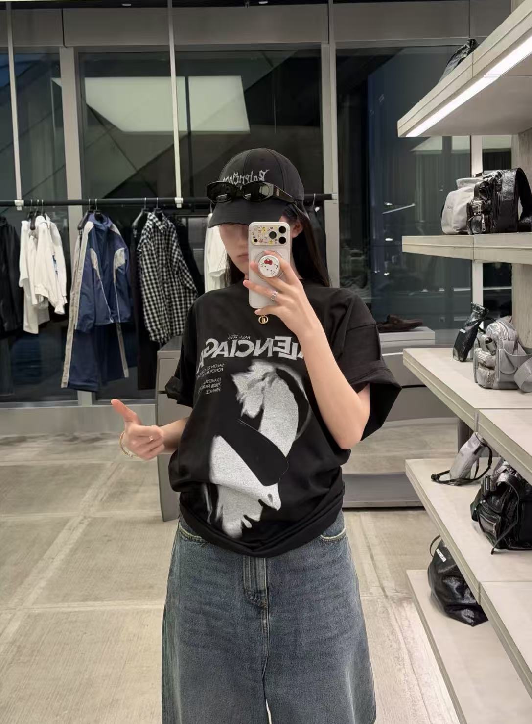 Футболка женская в стиле Balenciaga чёрного цвета с графичным принтом