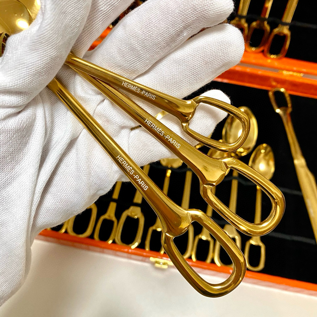 Набор столовых приборов Hermès золотого цвета с декоративными ручками в подарочном кейсе (24 предмета)