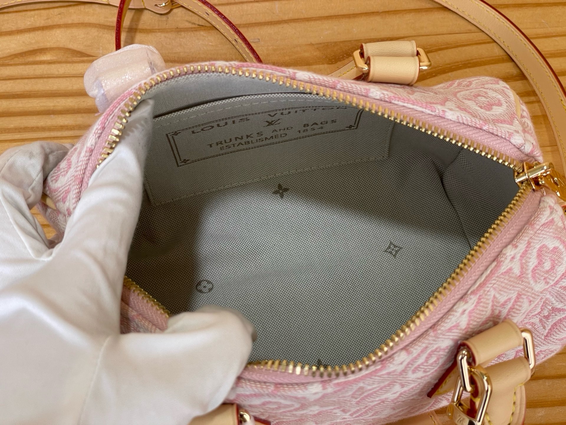 Сумка женская Louis Vuitton Speedy Bandoulière 20 розового цвета