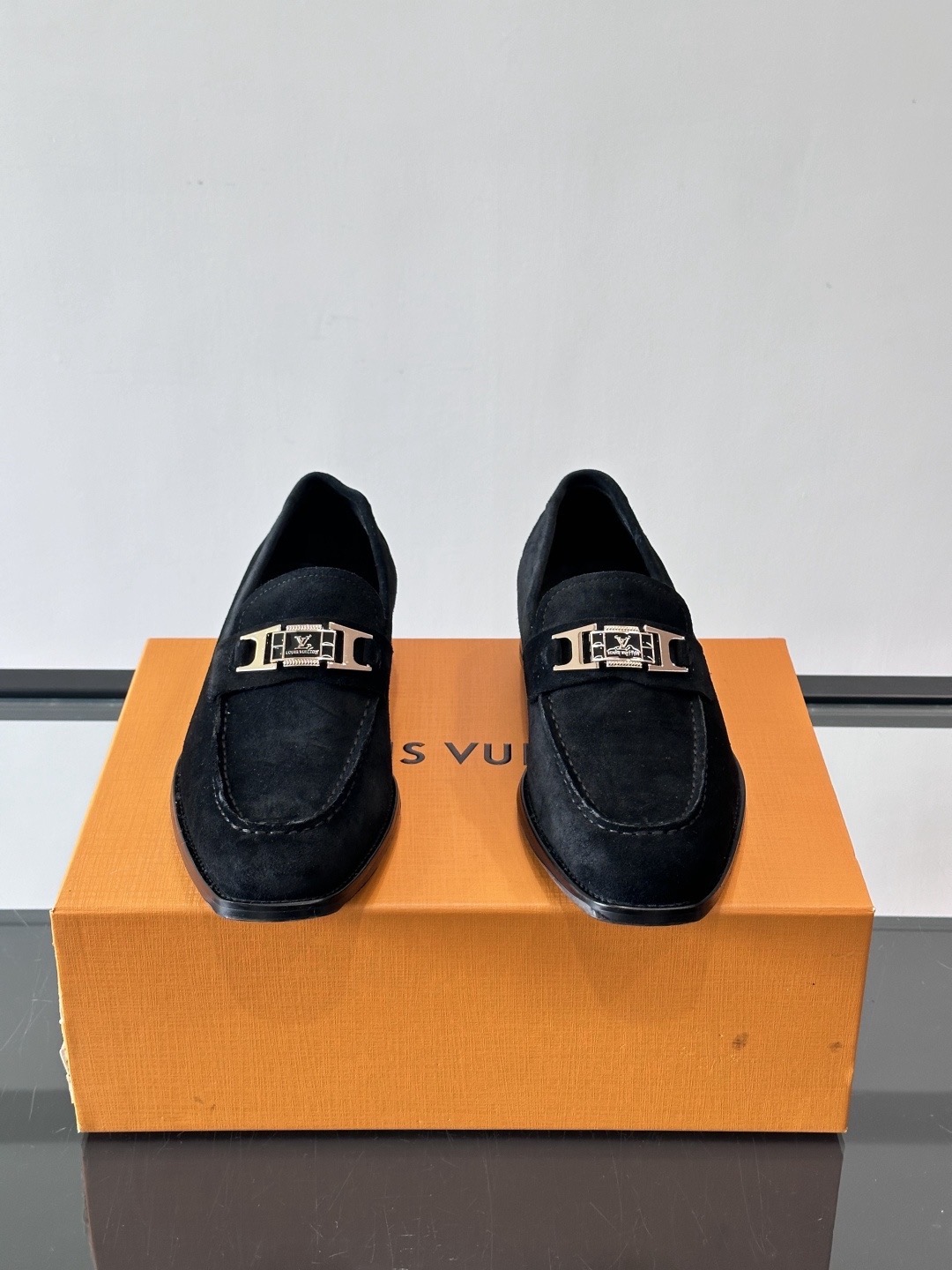 Туфли мужские в стиле Louis Vuitton чёрного цвета с металлической планкой