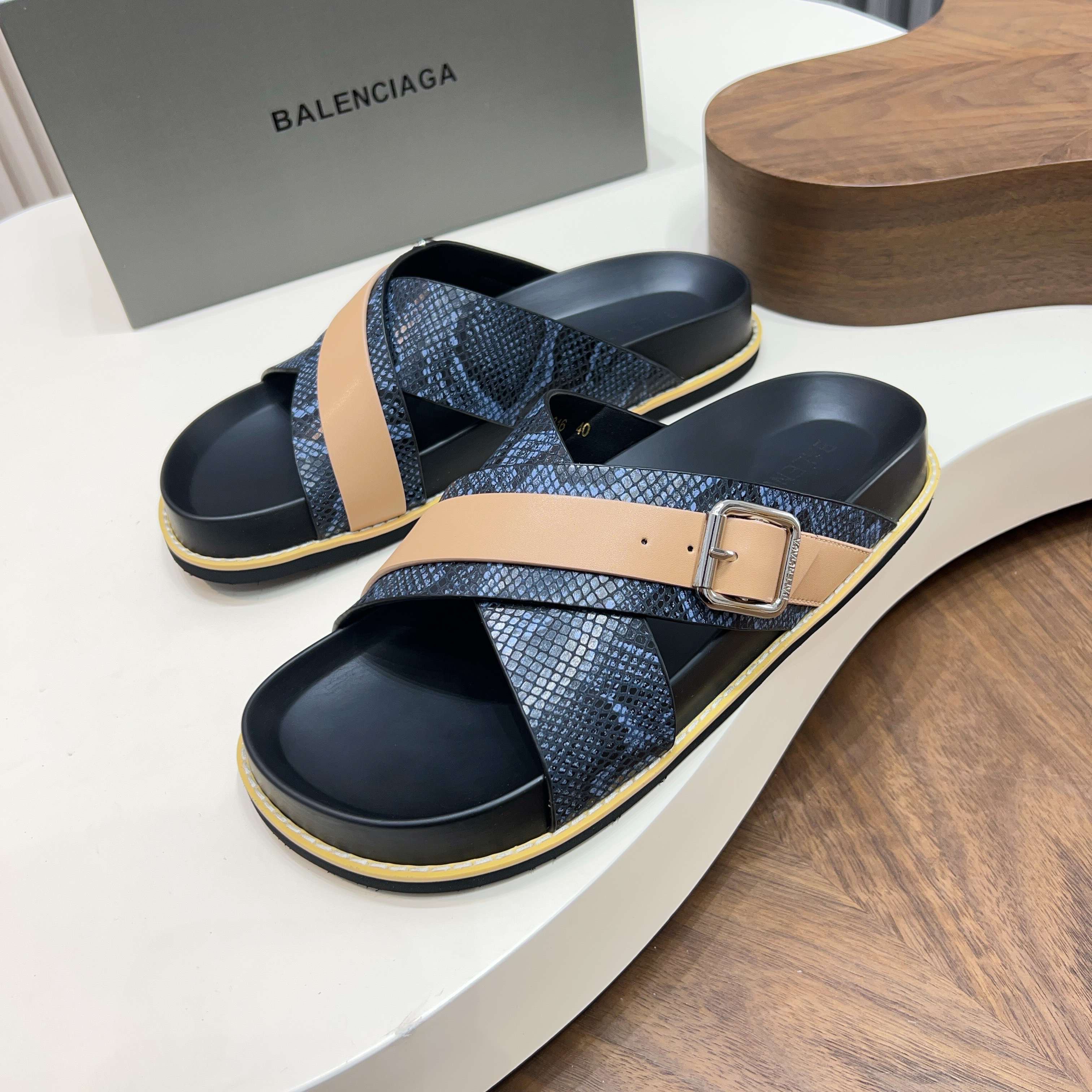 Сандалии мужские в стиле Balenciaga темно-синего и бежевого цвета