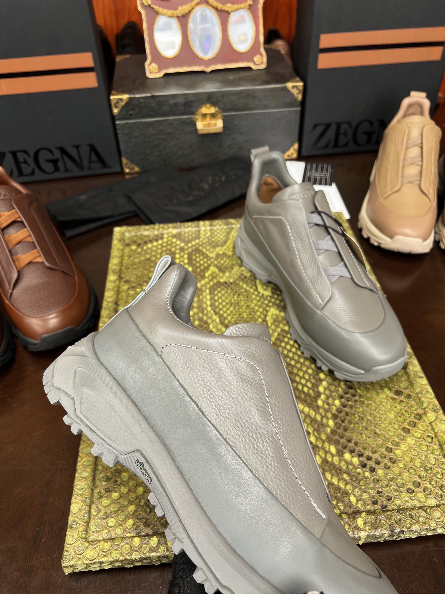 Кроссовки мужские в стиле Zegna Triple Stitch из натуральной кожи серого цвета