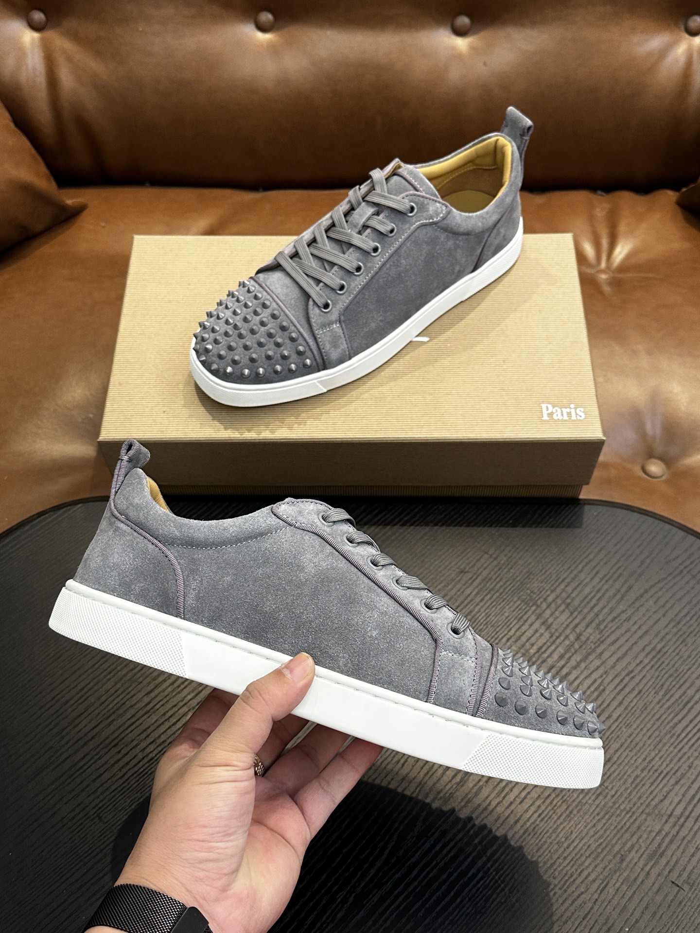 Кроссовки мужские в стиле Christian Louboutin серого цвета с шипами и белой подошвой