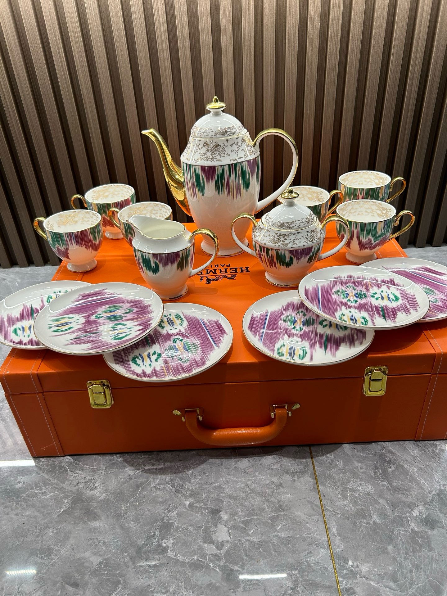 Чайно-кофейный сервиз Hermes из костяного фарфора с декоративной росписью