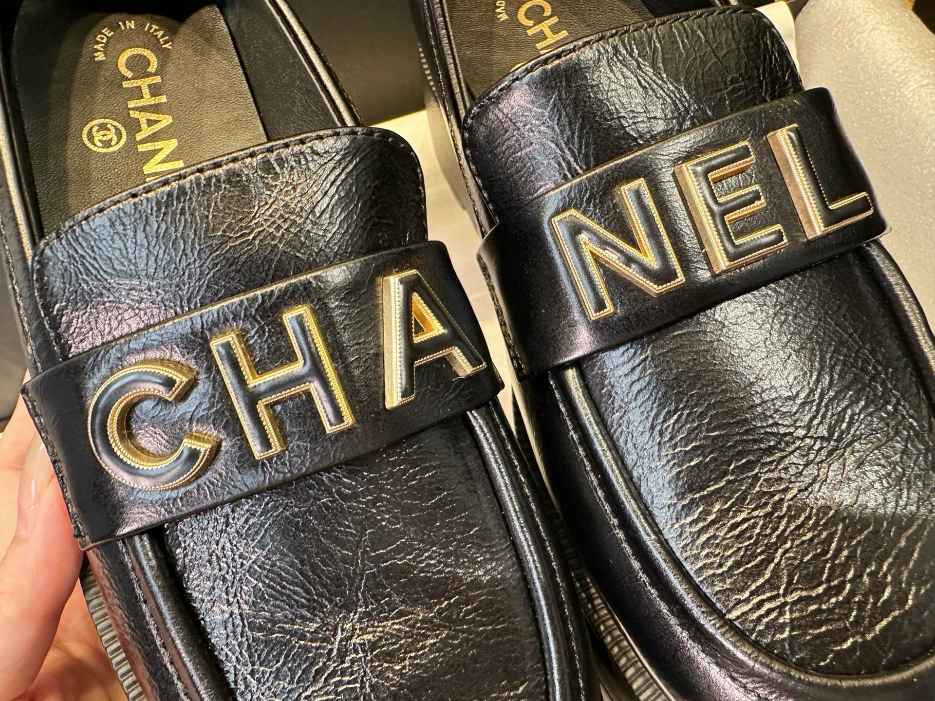 Лоферы женские в стиле Chanel 24B на утолщенной подошве с буквенным логотипом черного цвета