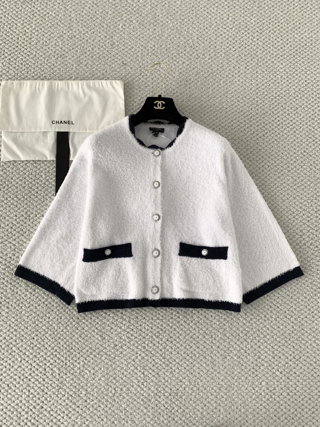 Кардиган женский в стиле Chanel белого цвета с контрастной отделкой