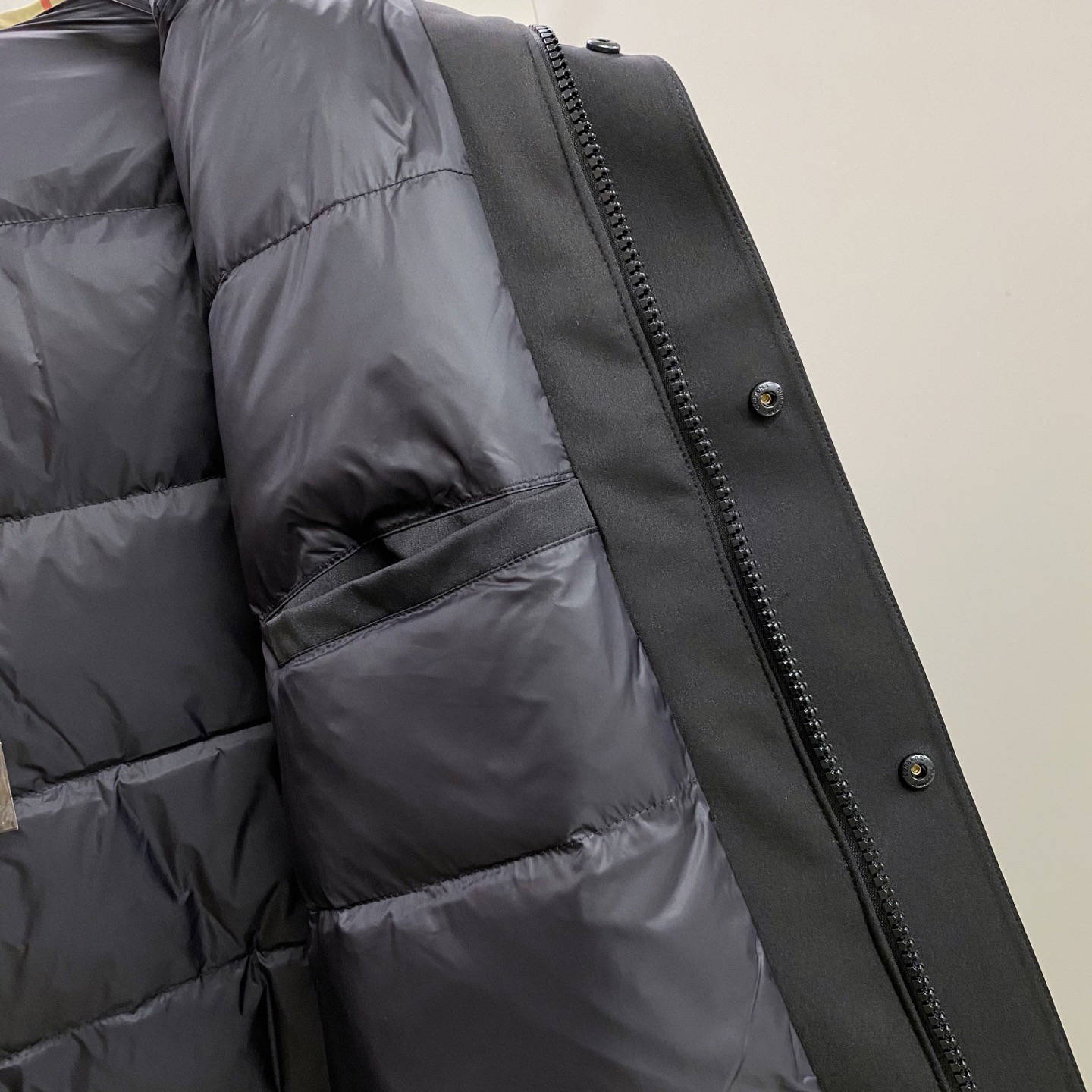 Куртка пуховая мужская Burberry чёрного цвета с натуральным пухом и снегозащитной юбкой