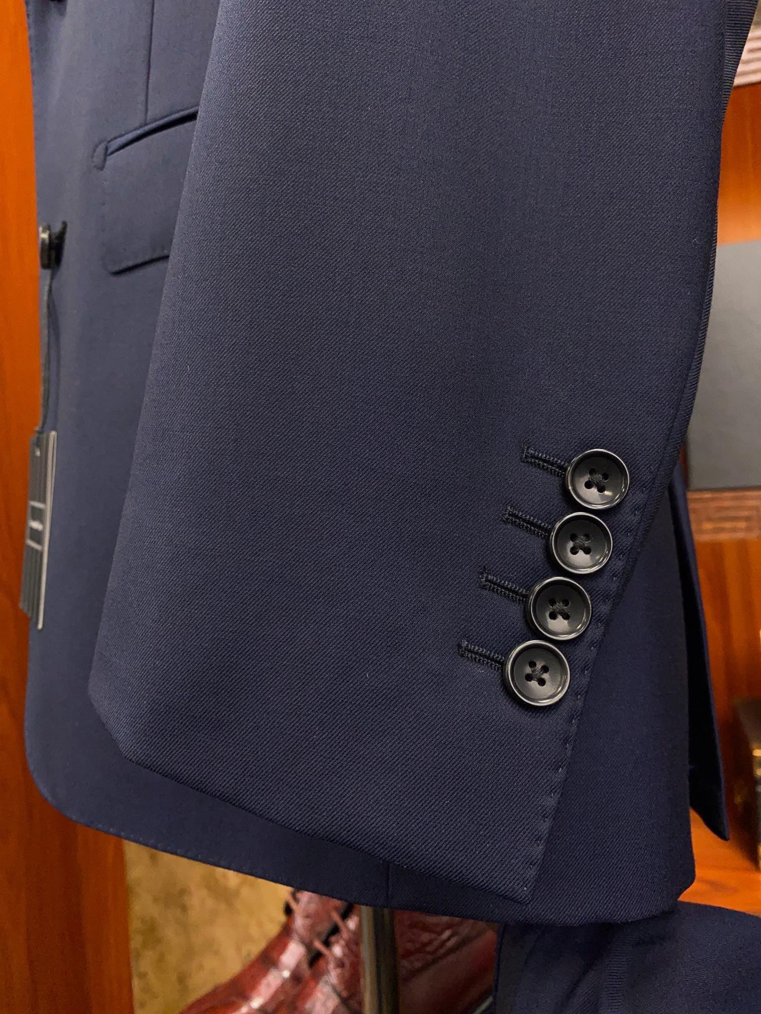 Костюм мужской в стиле Zegna из шерсти тёмно-синего цвета с классическим силуэтом