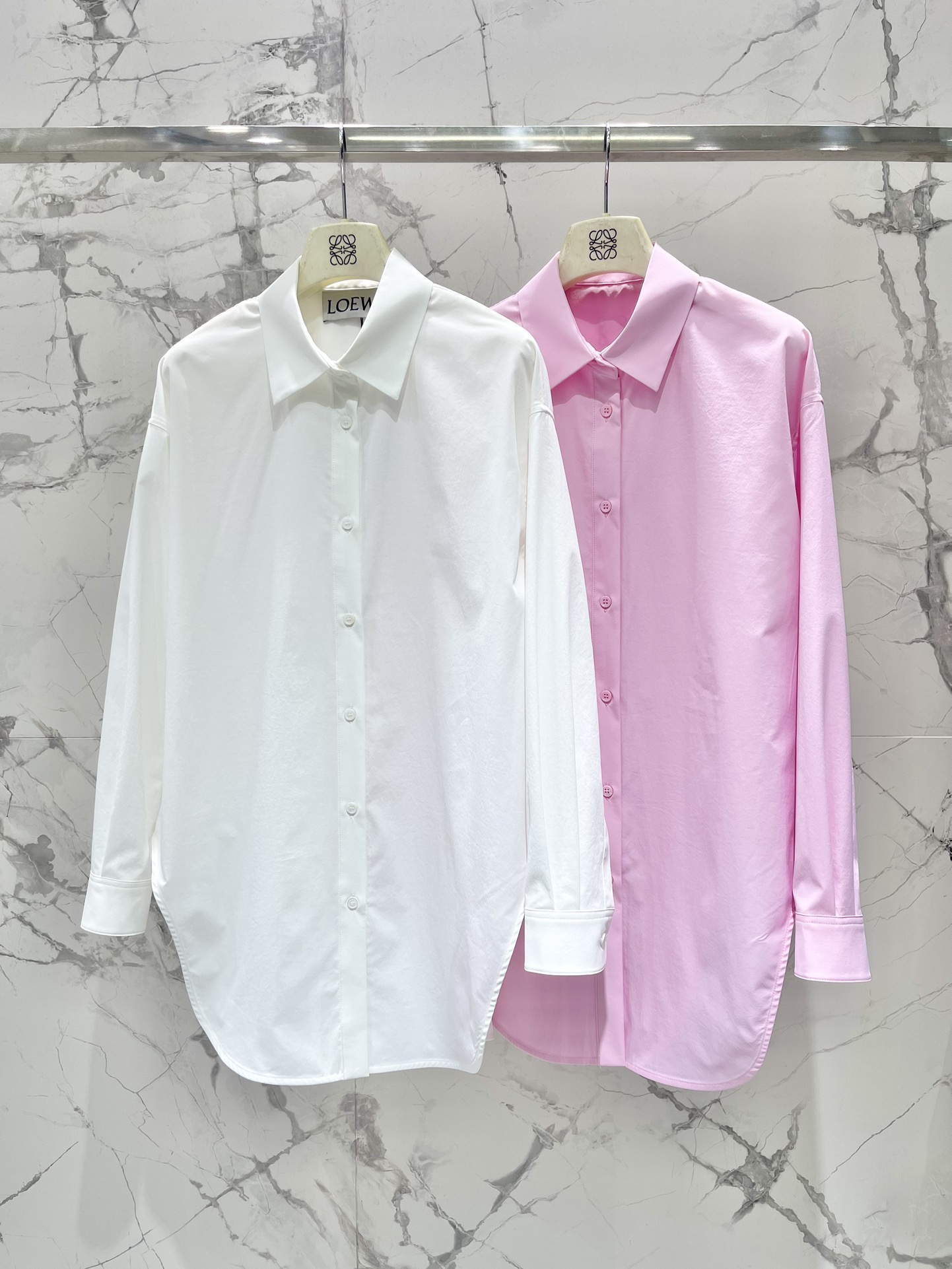 Рубашка женская в стиле Loewe хлопковая с длинным рукавом белого цвета