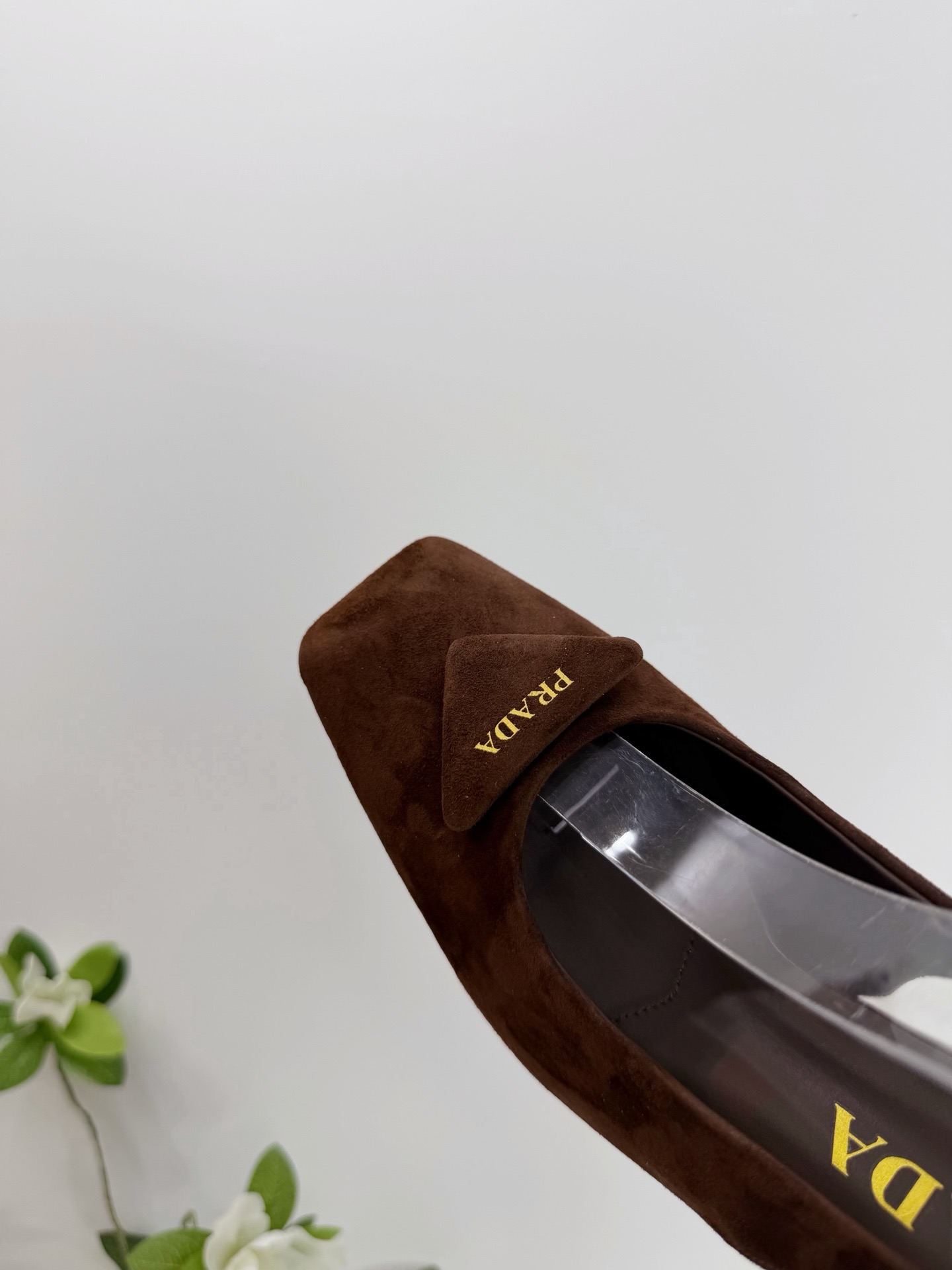 Туфли женские Prada из натуральной замши коричневого цвета