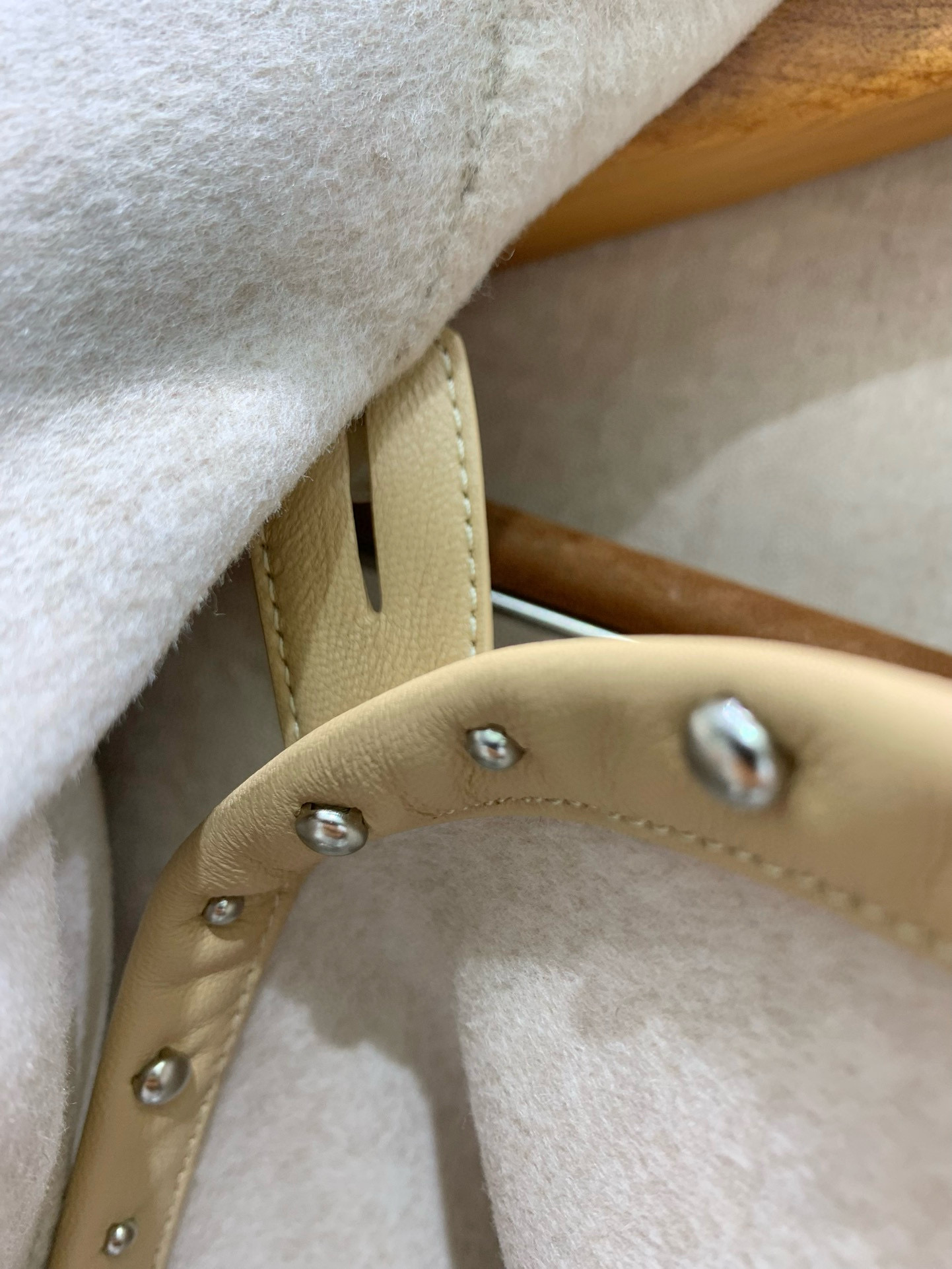 Пальто женское в стиле Hermès из шерсти с кожаными вставками и заклёпками в бежевом цвете