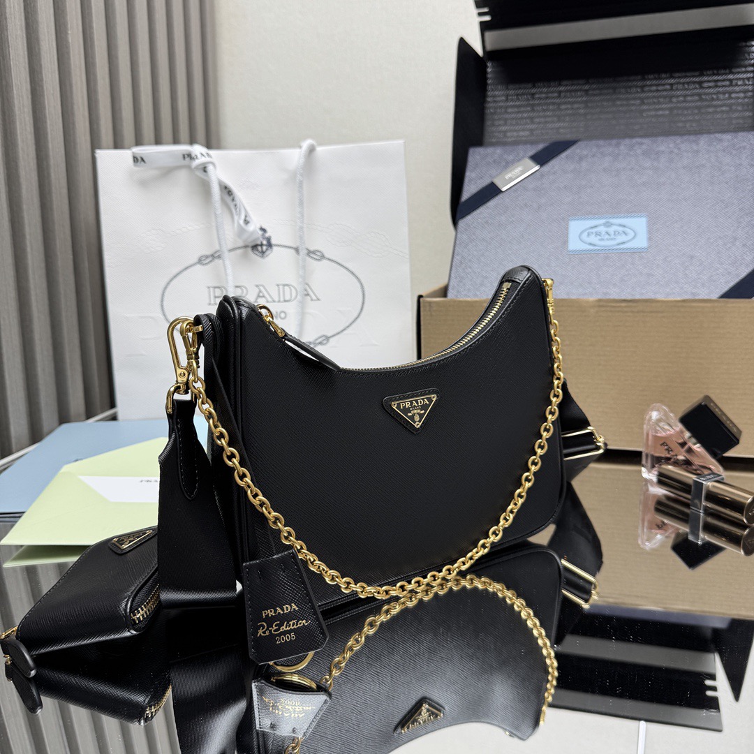 Сумка женская в стиле Prada Re-Edition 2005 Hobo чёрного  цвета