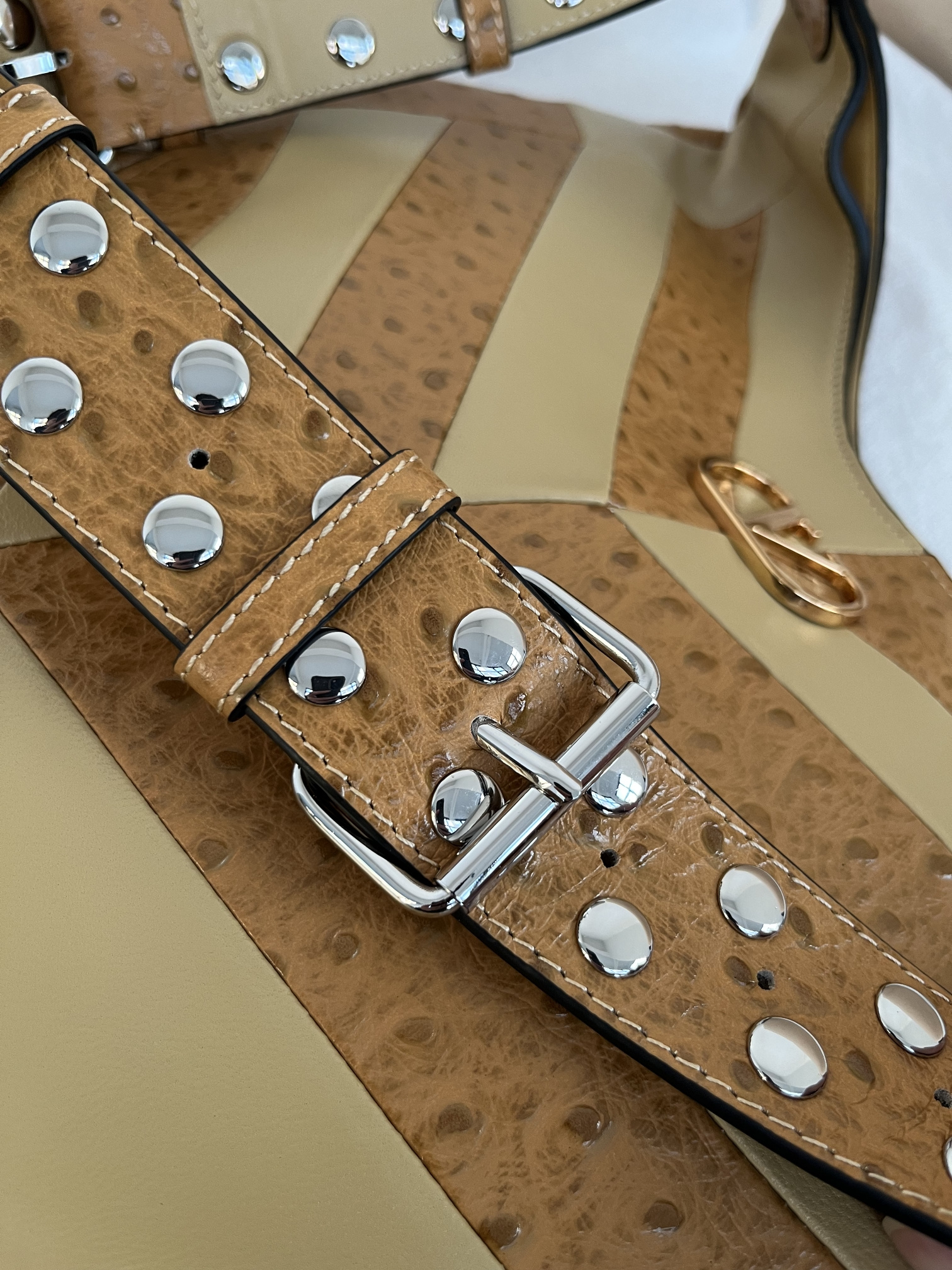 Сумка женская в стиле Valentino Garavani Hoboho Hobo бежево-карамельного с фактурной отделкой(35 cм)