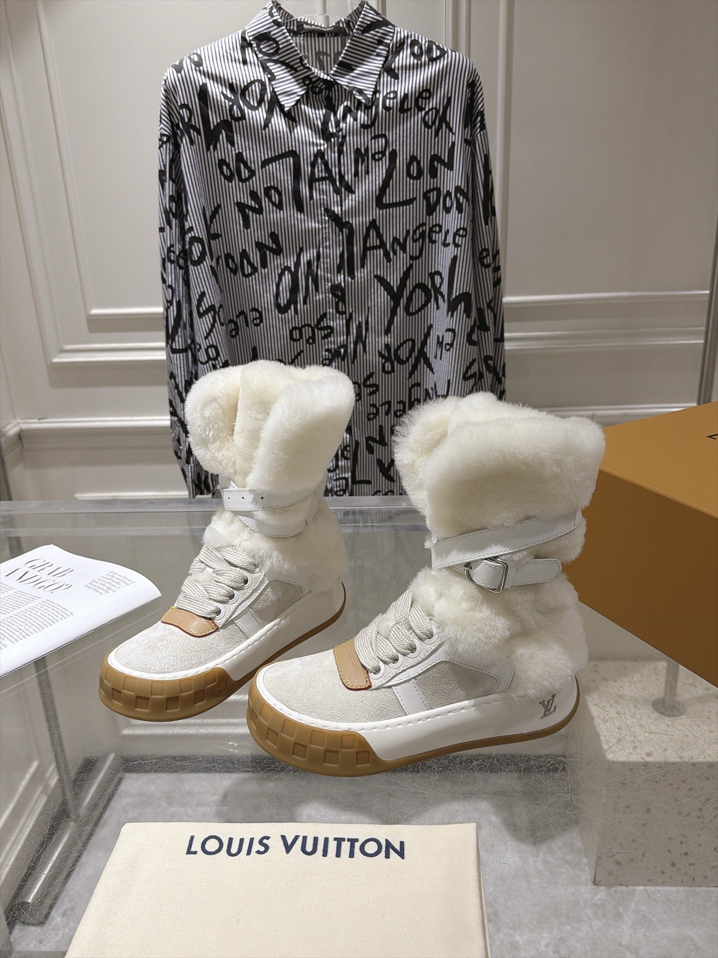 Ботинки женские Louis Vuitton белого цвета