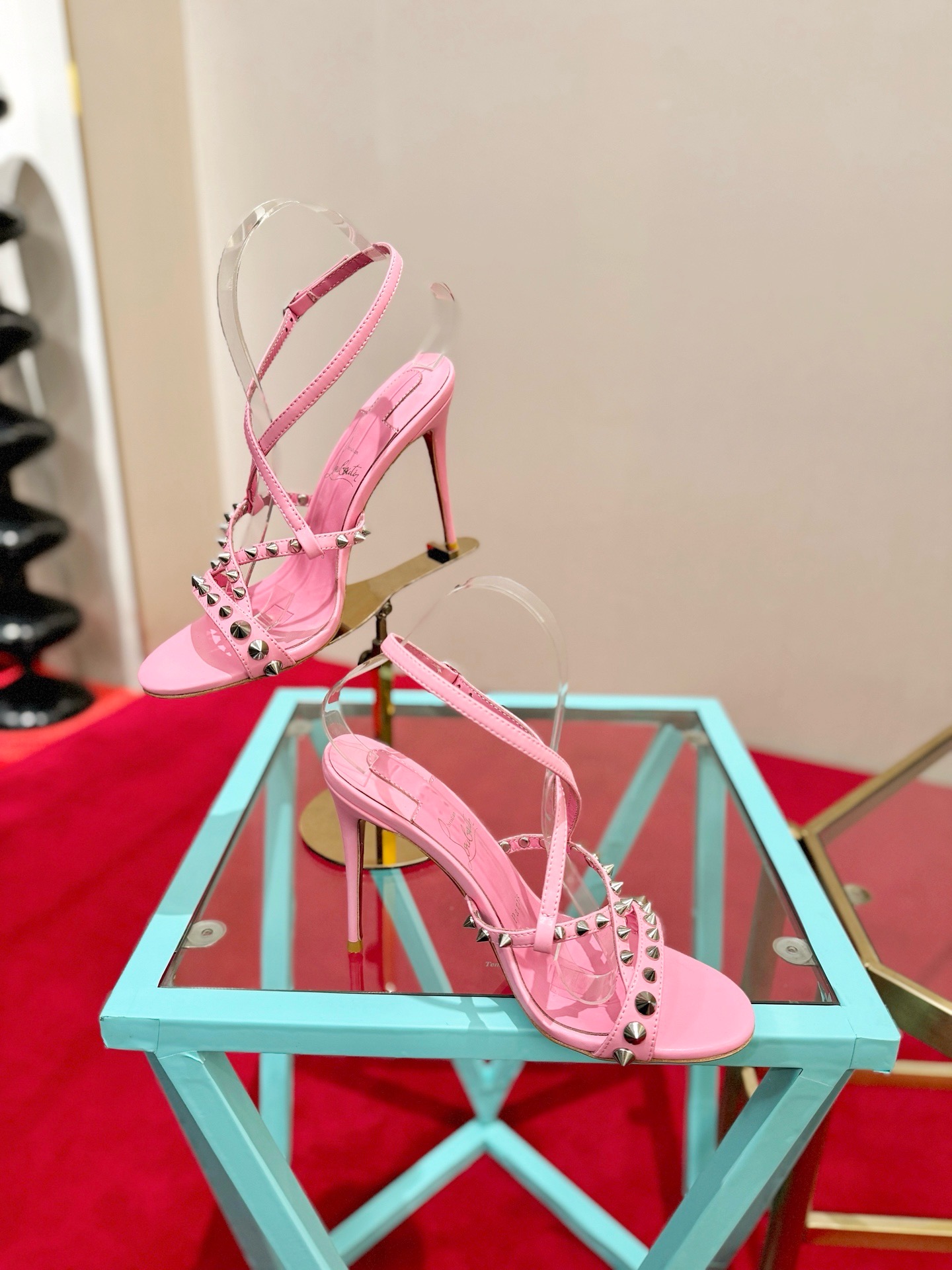 Босоножки женские Christian Louboutin So Kate розового цвета