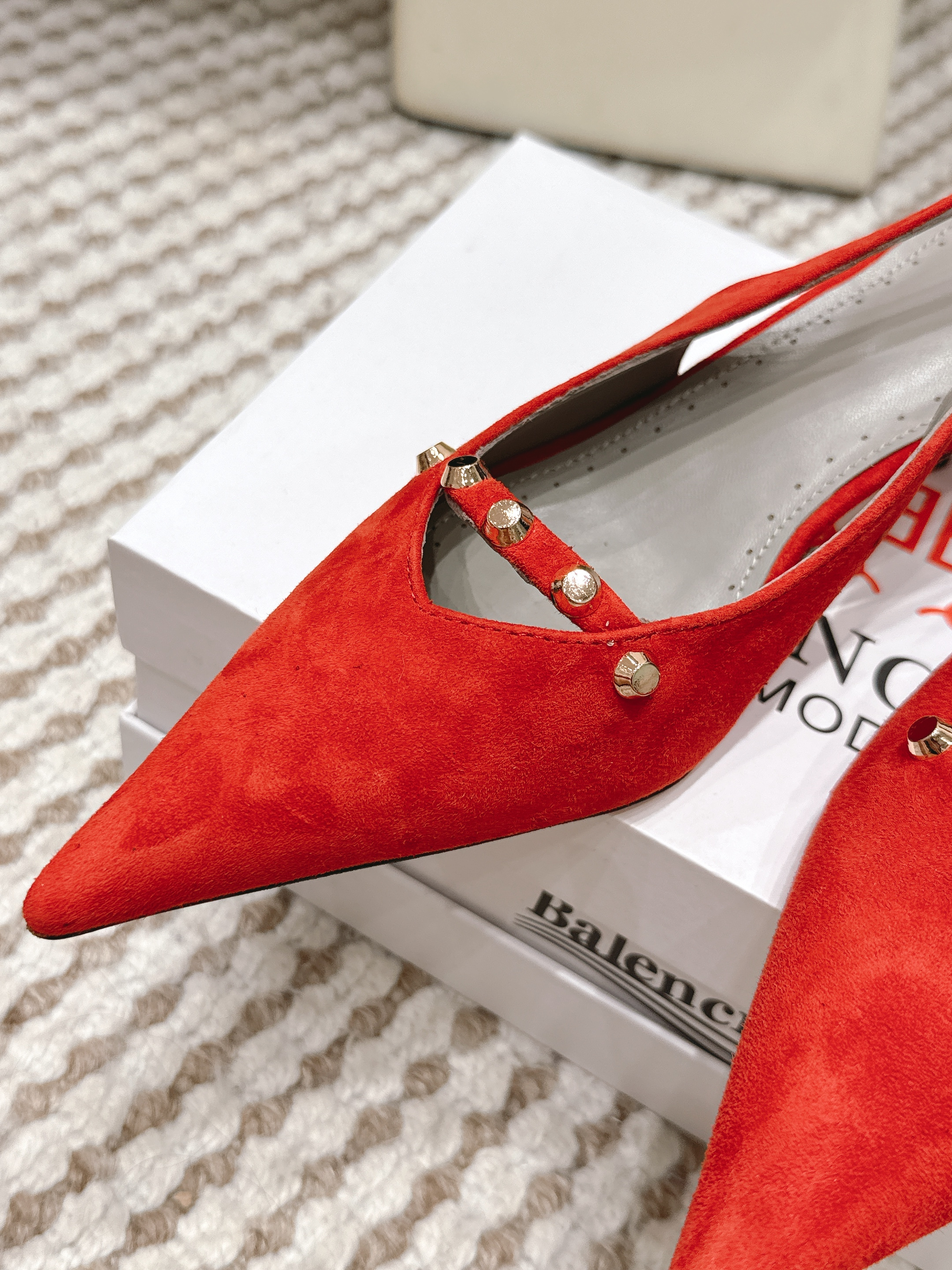 Туфли женские в стиле Balenciaga с заклёпками красного цвета