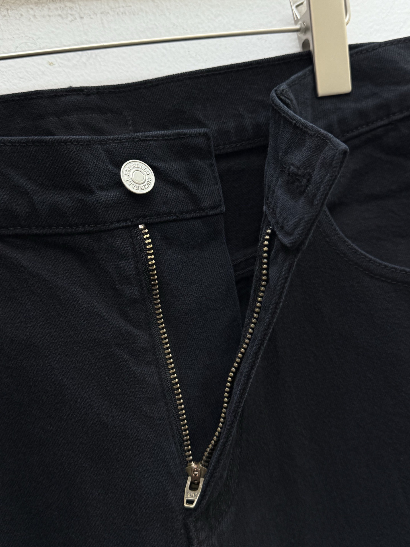 Джинсы мужские в стиле Zegna чёрного цвета с вышитым логотипом