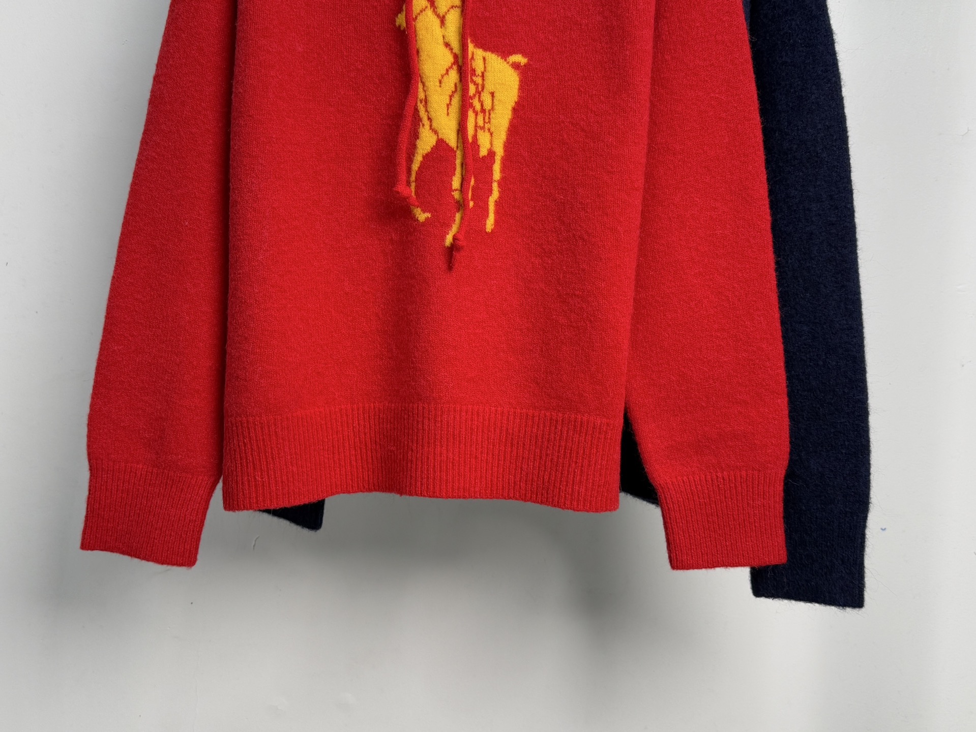 Худи унисекс в стиле Polo Ralph Lauren красного и тёмно-синего цвета с вязаным логотипом