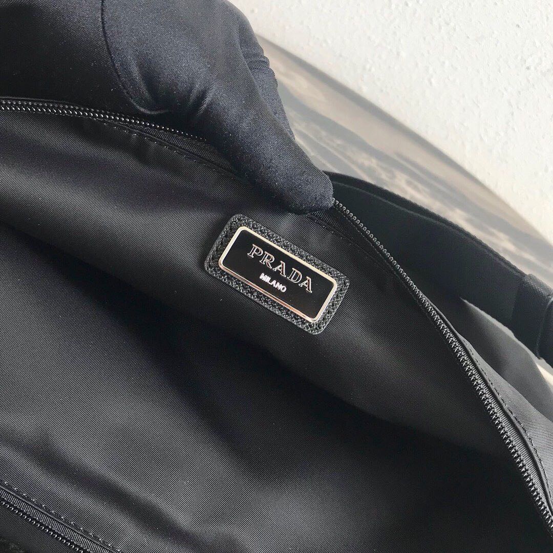 Сумка поясная мужская в стиле Prada Re-Nylon чёрного цвета с несколькими карманами