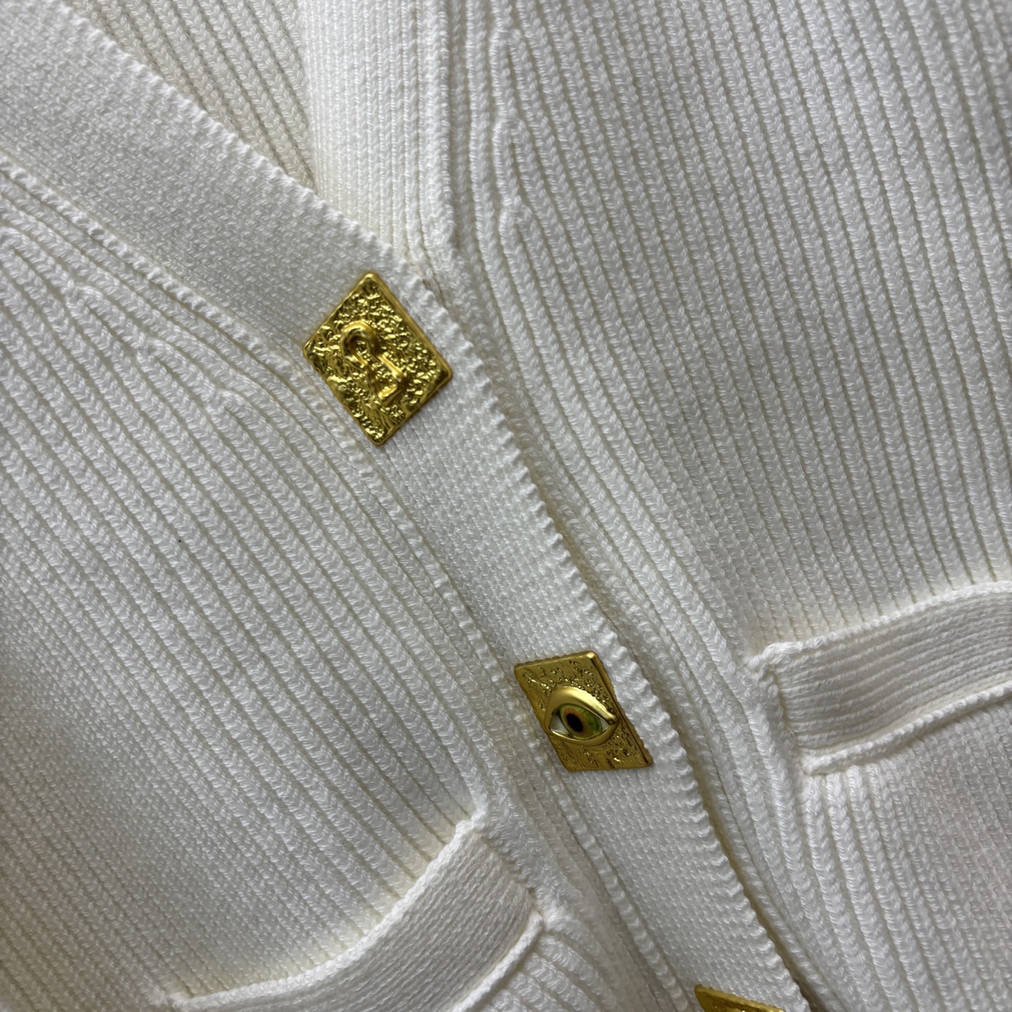 Кардиган женский в стиле Schiaparelli молочного цвета с декоративными пуговицами