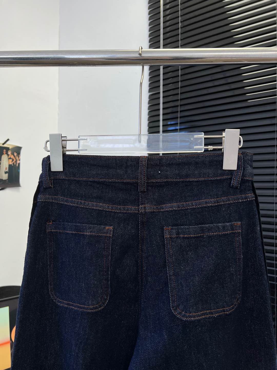 Джинсы женские в стиле Brunello Cucinelli тёмно-синего цвета с контрастной боковой отделкой