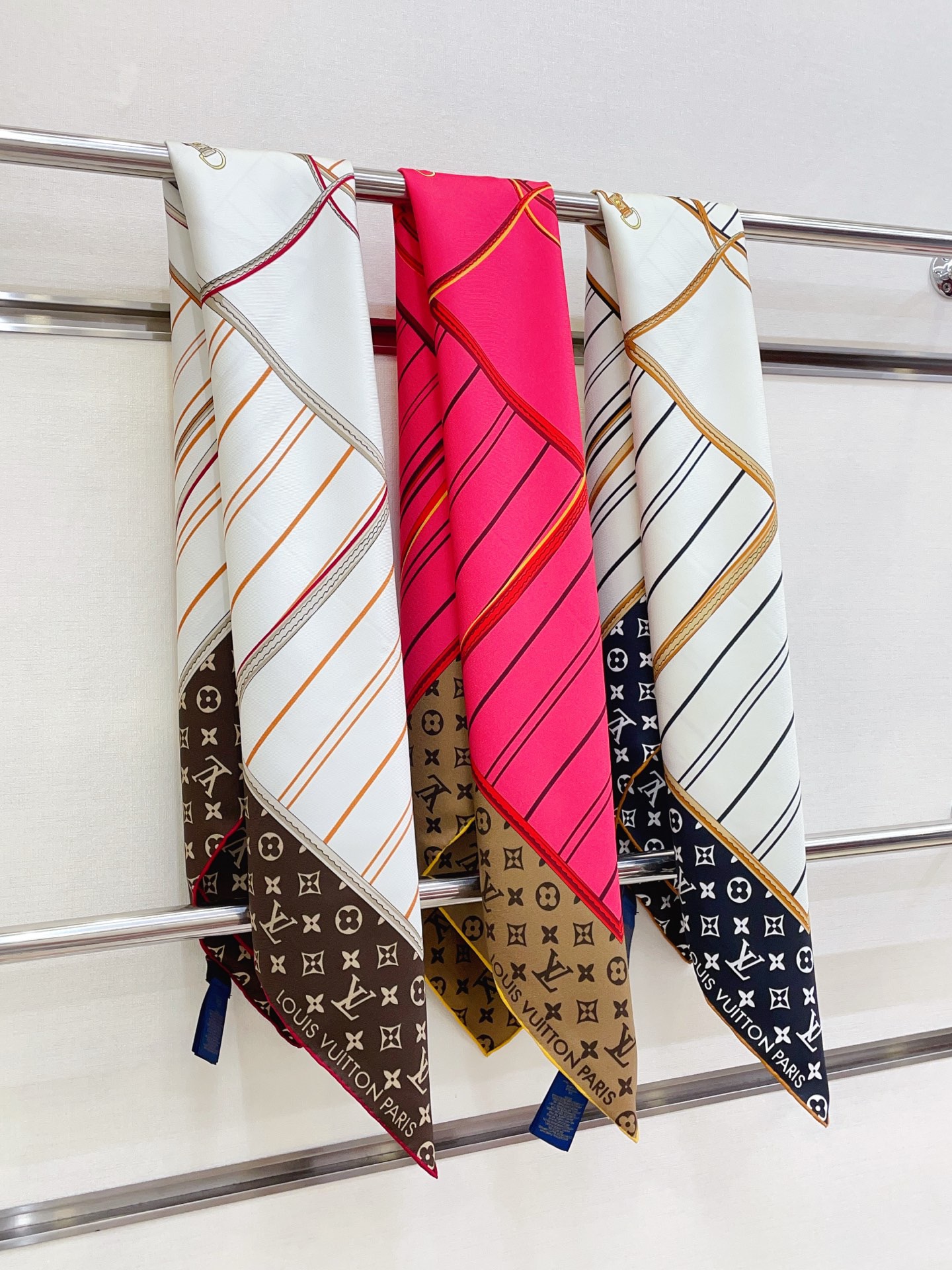 Платок женский в стиле Louis Vuitton из натурального шёлка 90×90 см двусторонний с монограммой