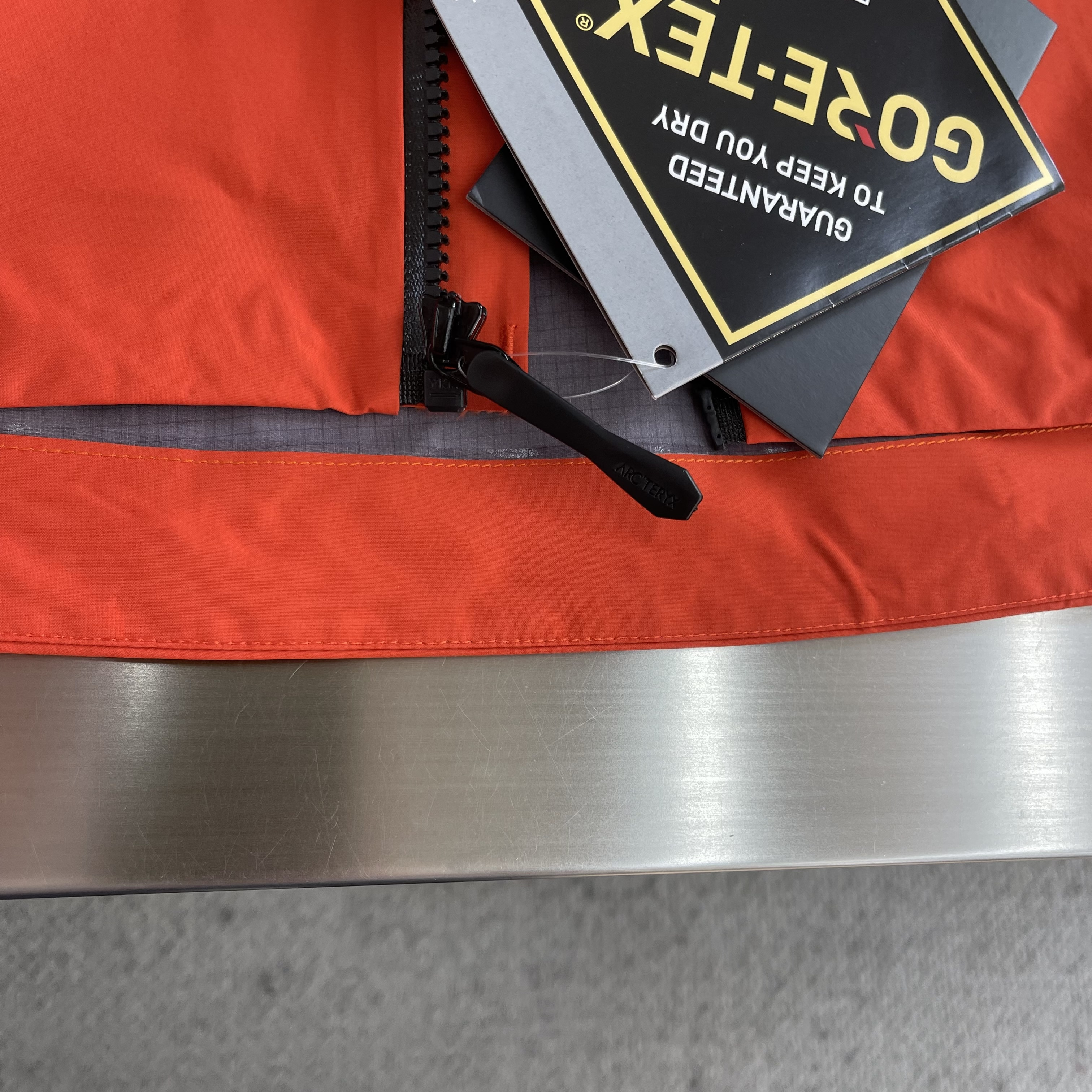 Куртка унисекс в стиле Arc’teryx Alpha SV  красного цвета