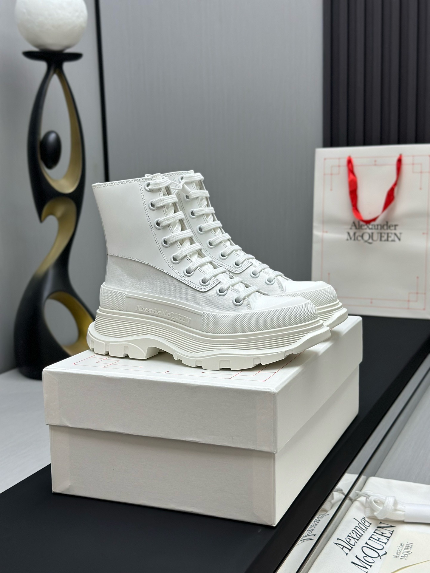 Кеды в стиле Alexander McQueen белого цвета