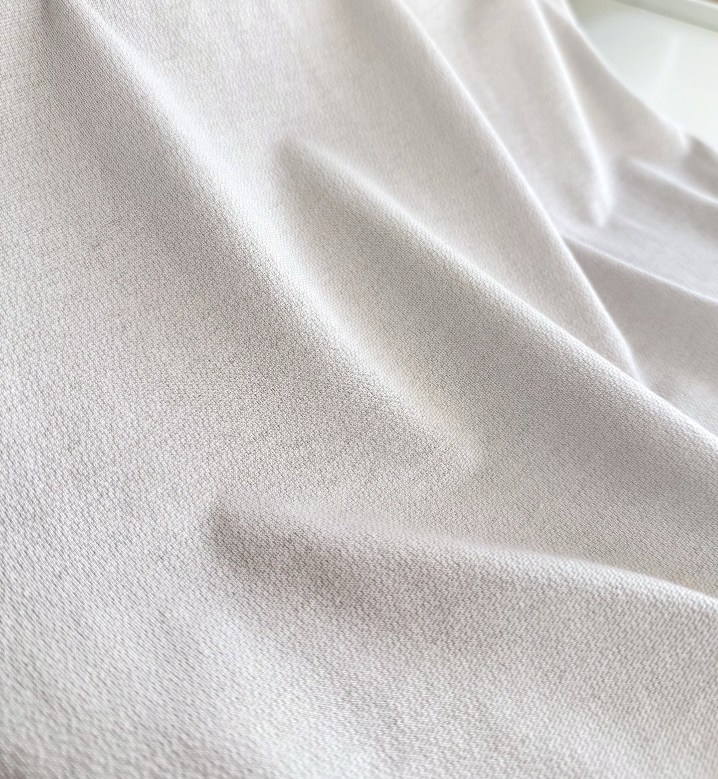 Футболка мужская в стиле Zegna светлого цвета базовая