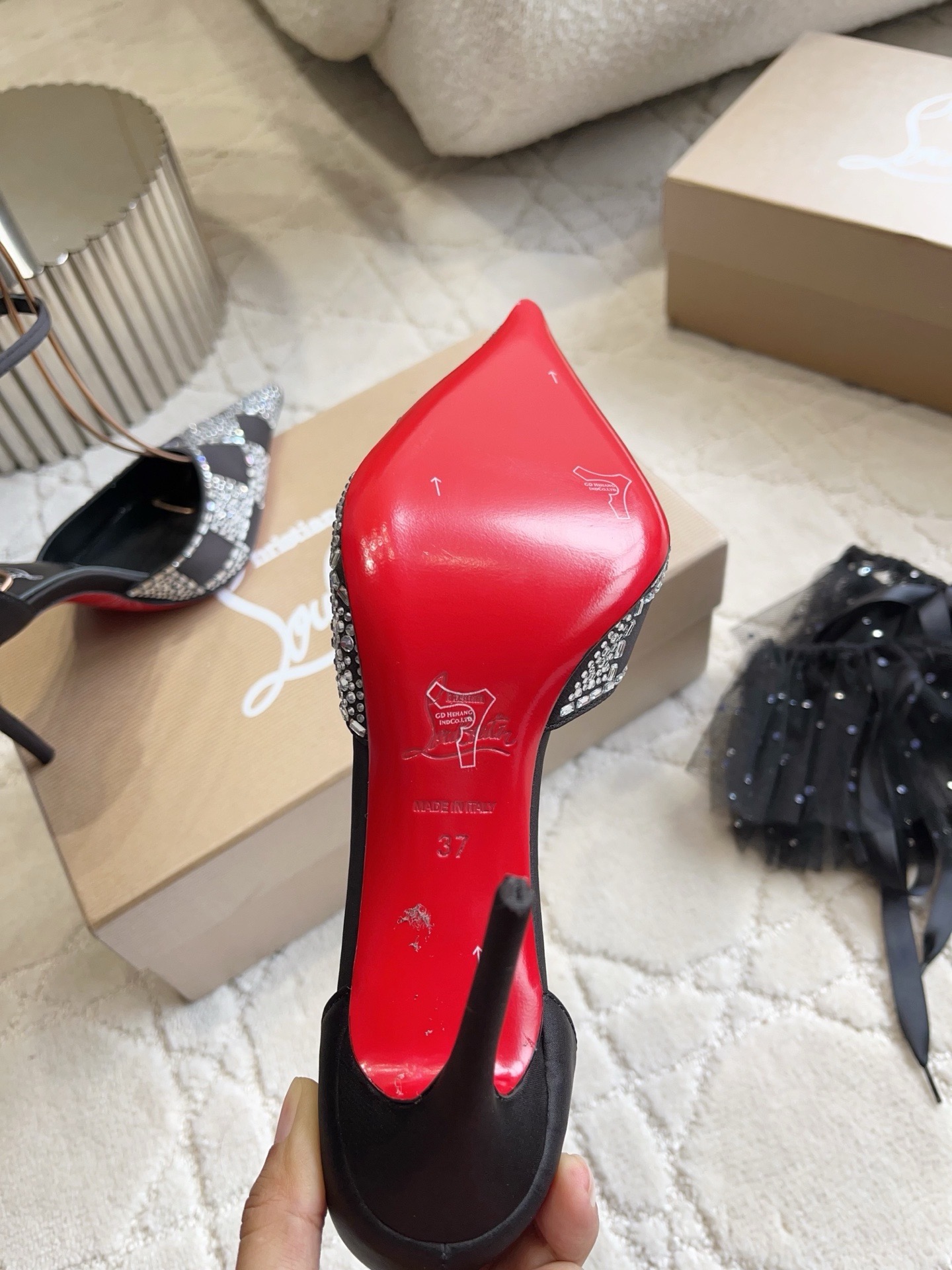 Туфли женские в стиле Christian Louboutin So Kate со съемной сеткой и стразами черного цвета