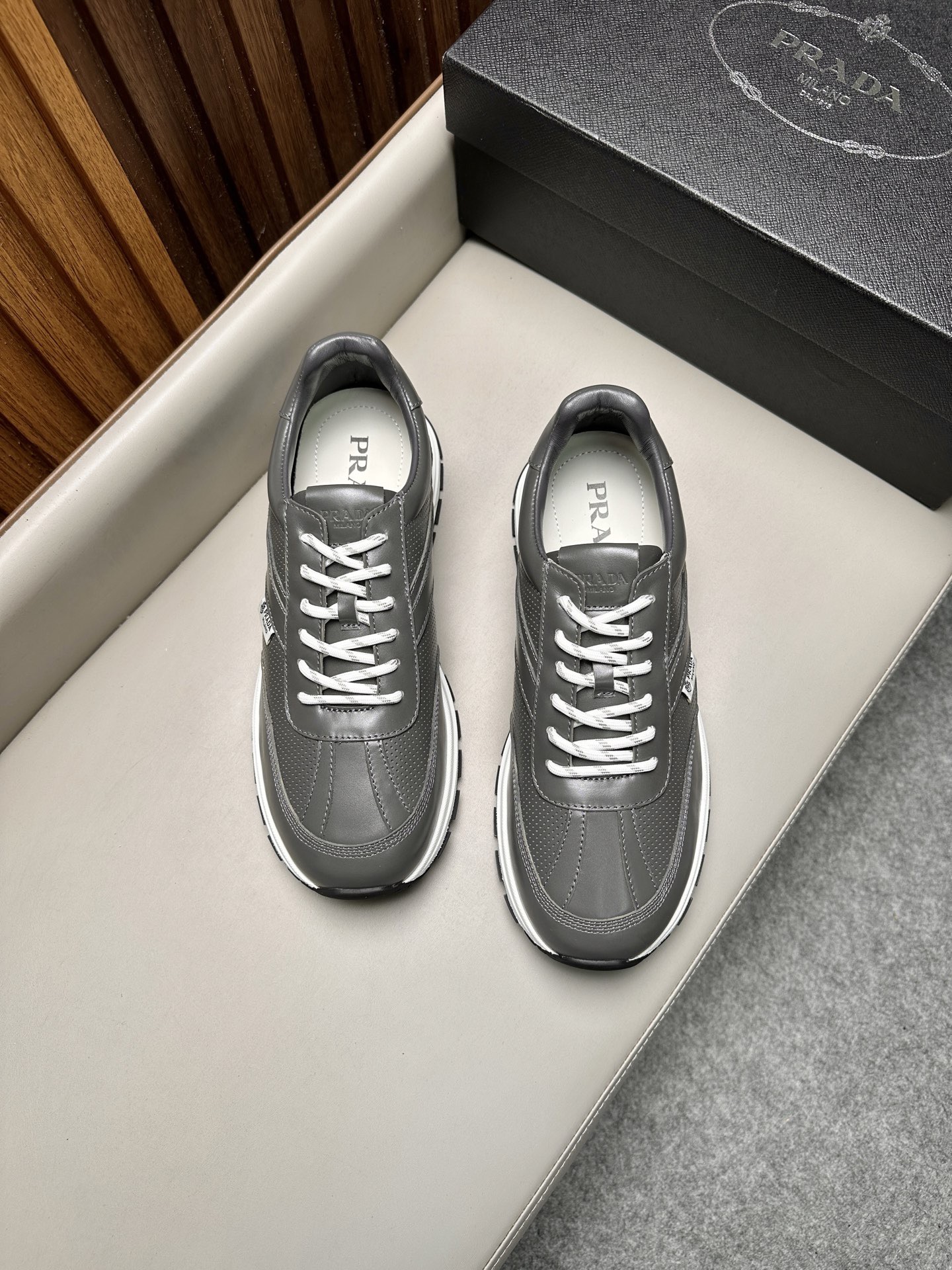 Кроссовки мужские Prada серого цвета
