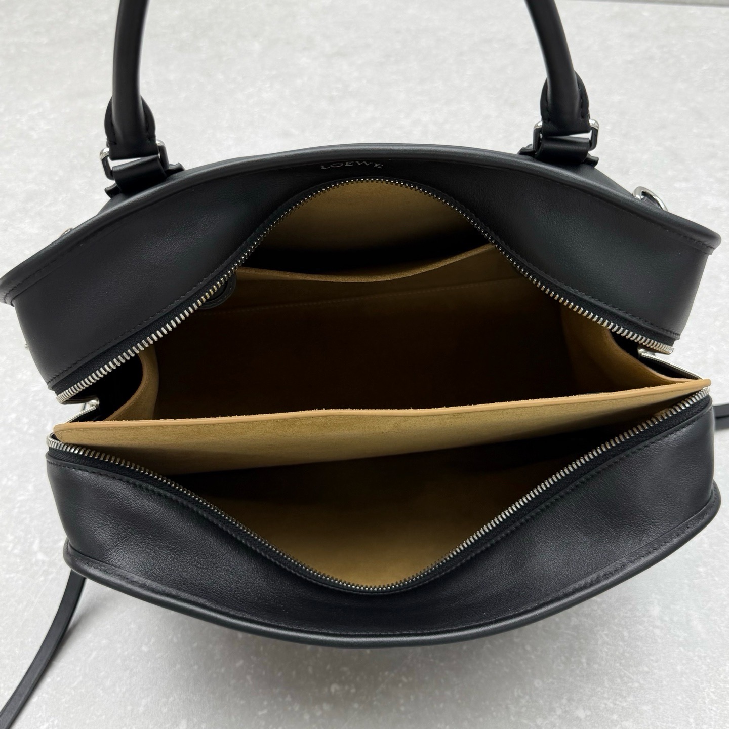 Сумка Loewe Amazona 180 чёрного цвета