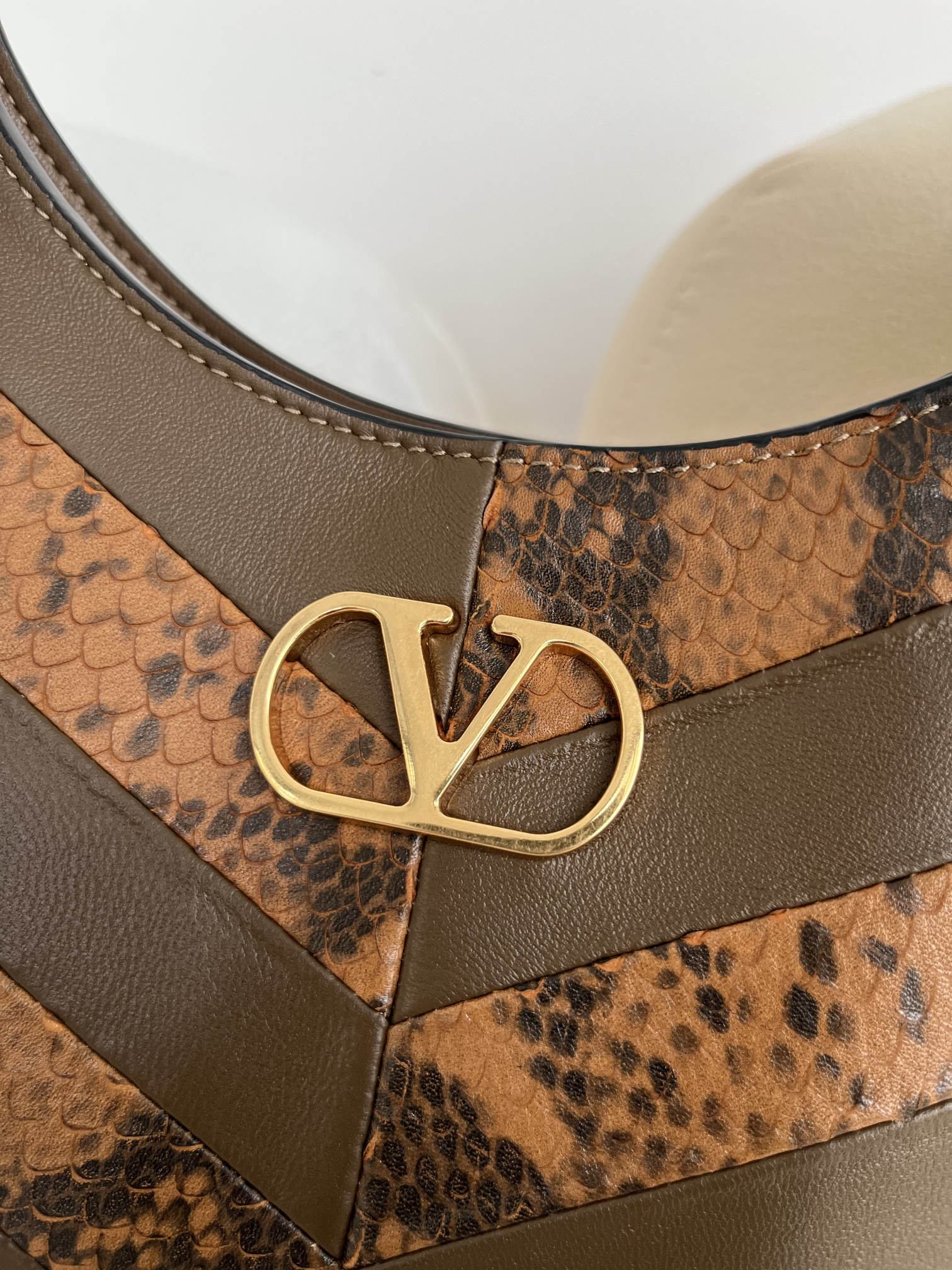 Сумка женская в стиле Valentino Garavani Hoboho Hobo коричневого цвета с фактурной отделкой(28 cм)