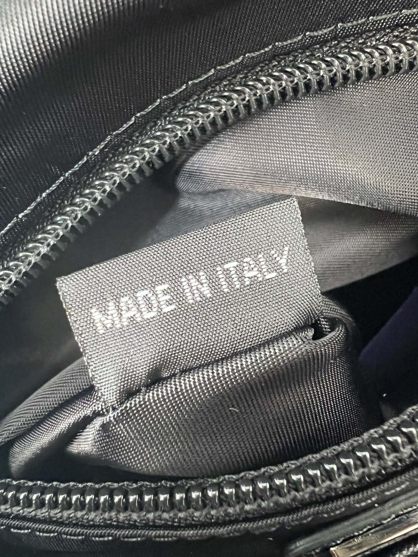 Рюкзак мужской в стиле Prada Re-Nylon чёрного цвета с треугольным логотипом