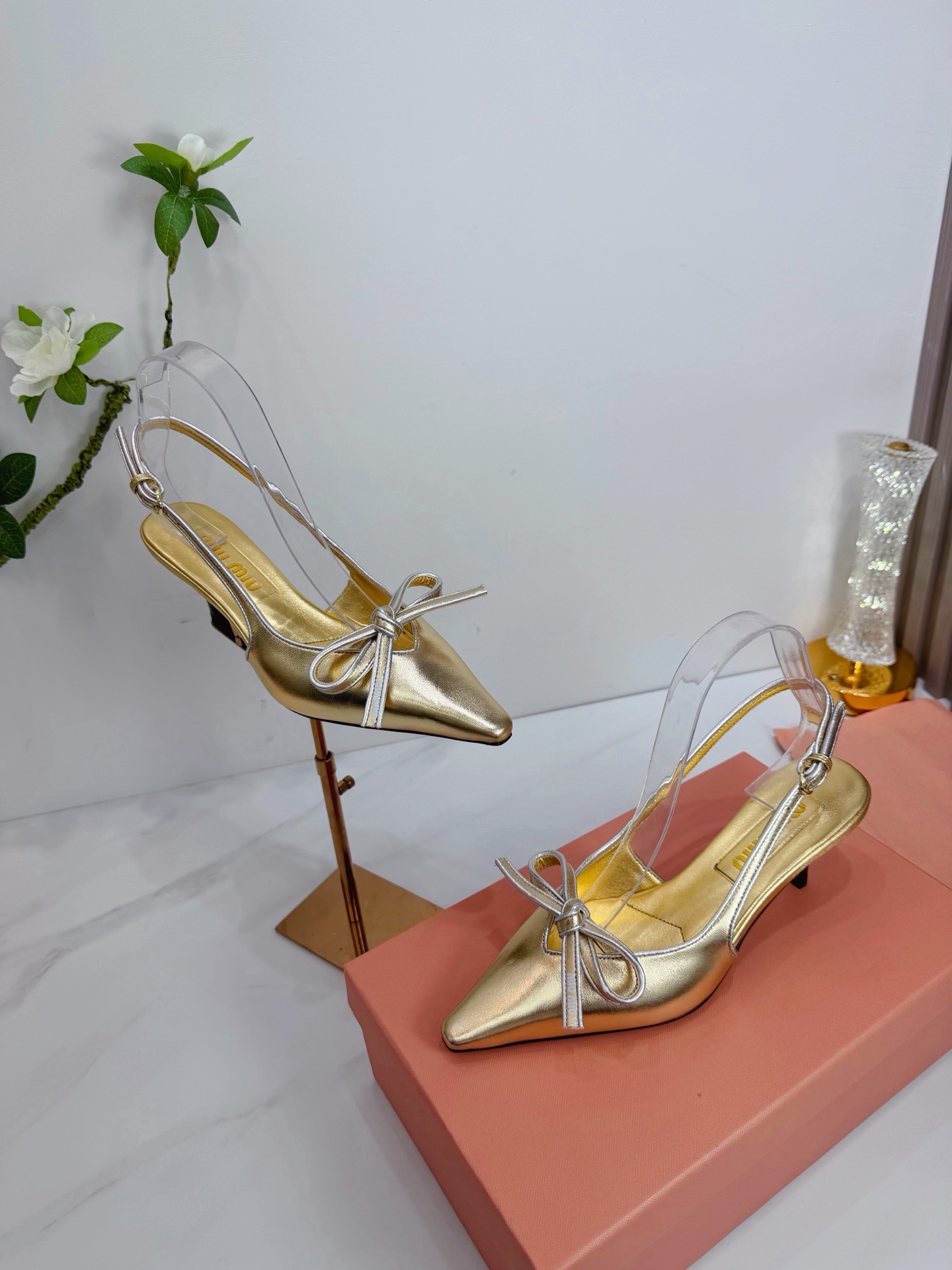 Туфли женские Miu Miu слингбэк золотого цвета
